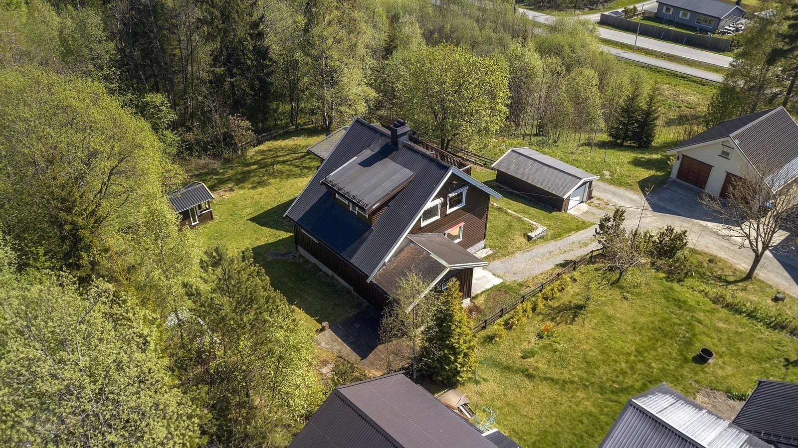 Delvis inngjerdet eiendom. Galleribilde