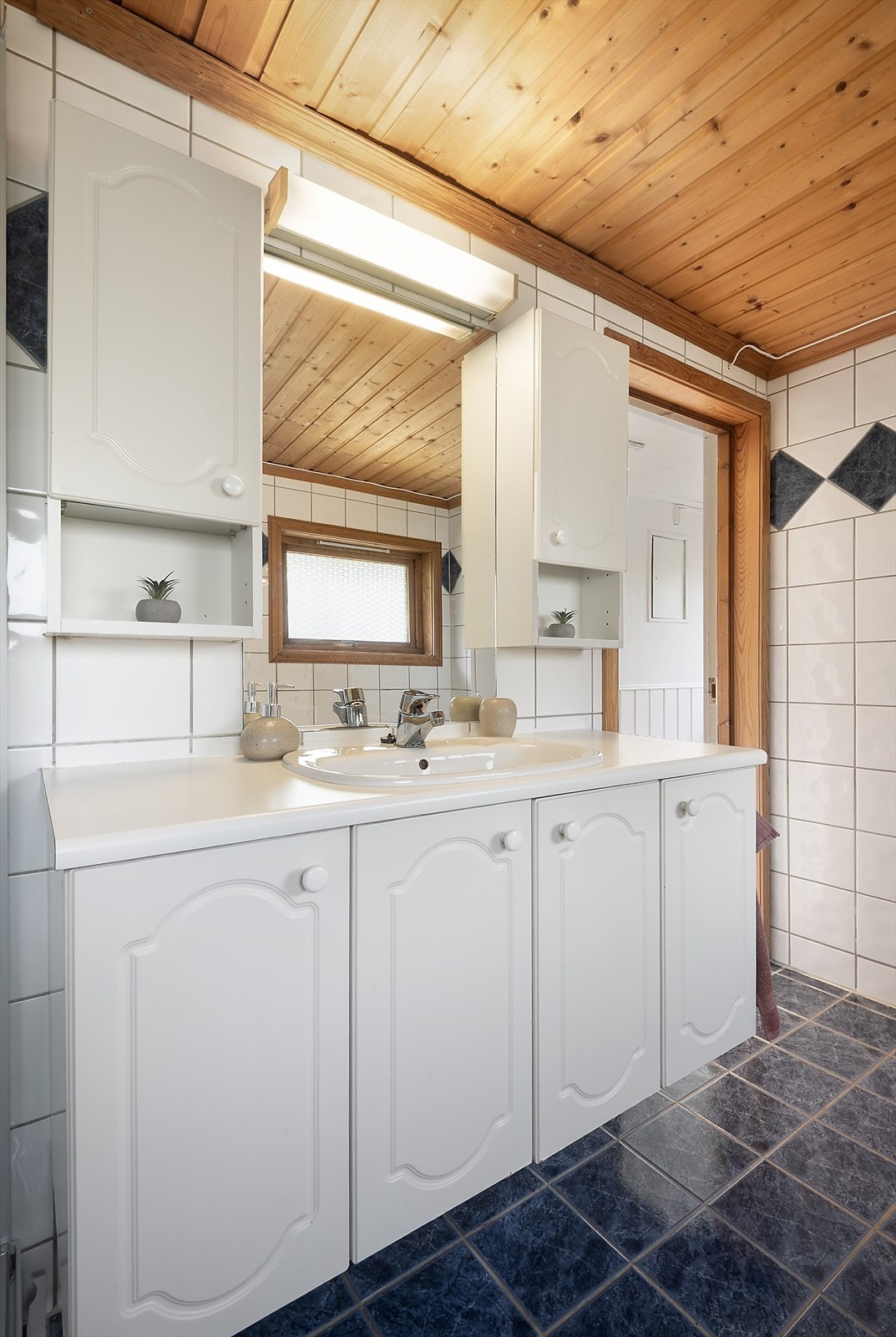 Bad med lys innredning. Galleribilde