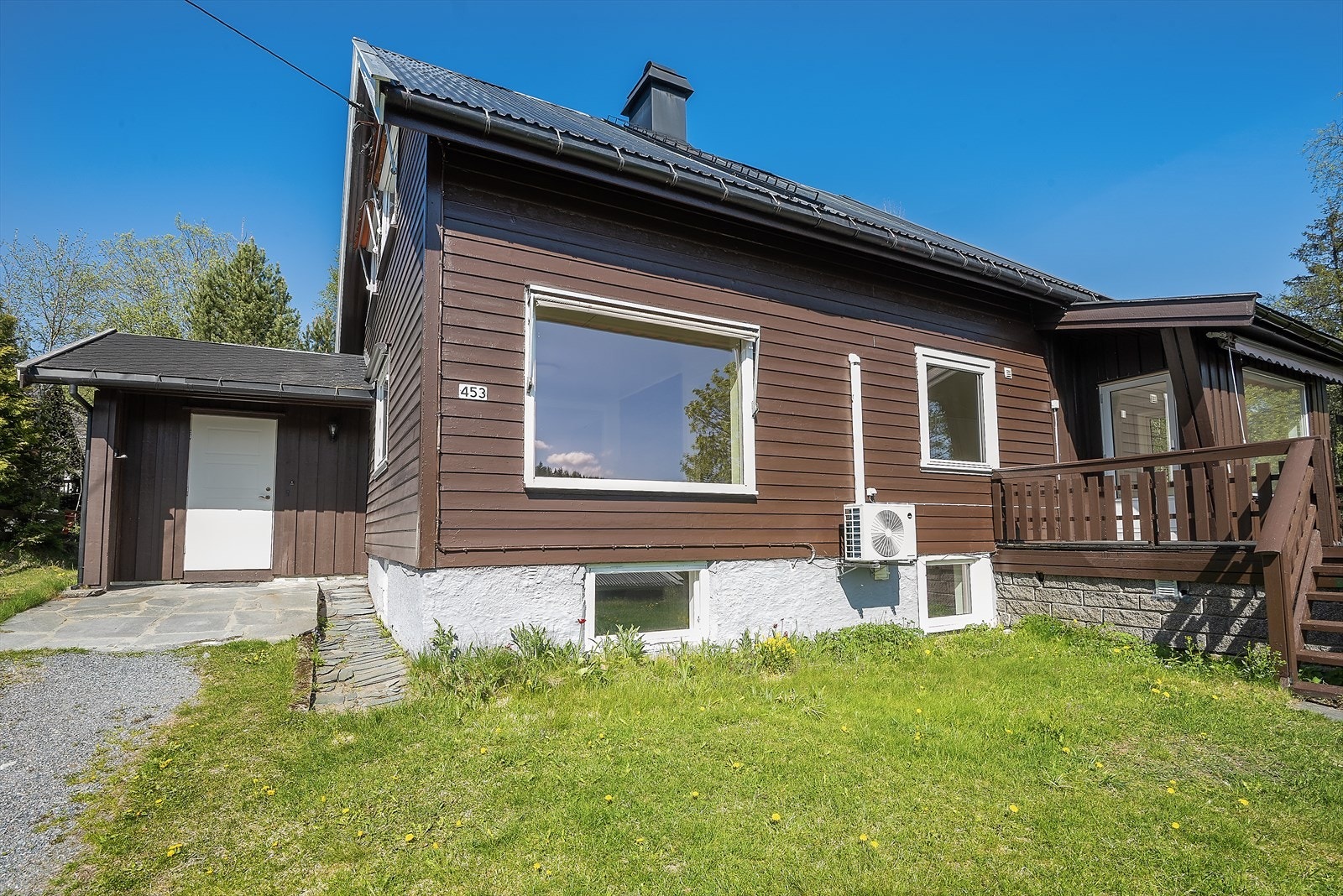 Noe overbygget inngangsparti. Galleribilde