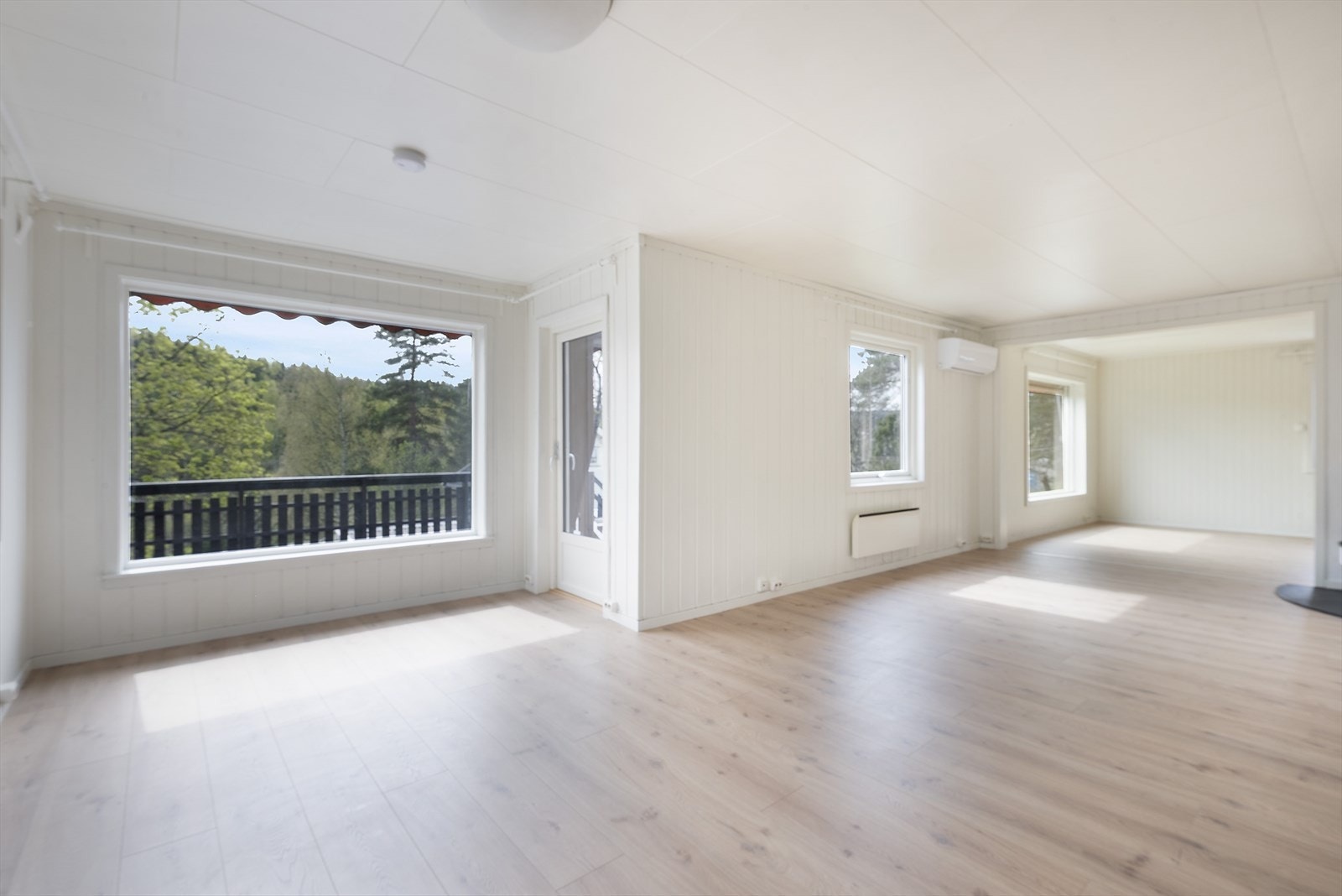 Lys og nøytral stue med utgang til terrasse. Galleribilde