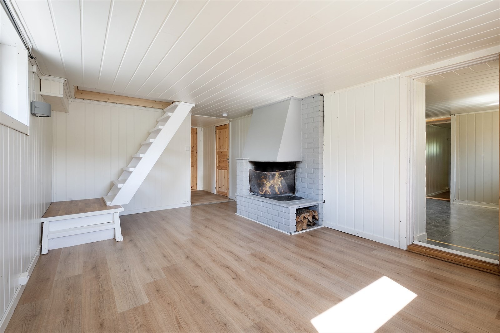 Kjellerrom med peis. Ikke bruksendret. Galleribilde