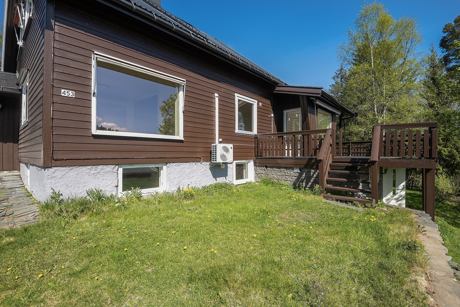 Terrasse med trapp til hage. Galleribilde