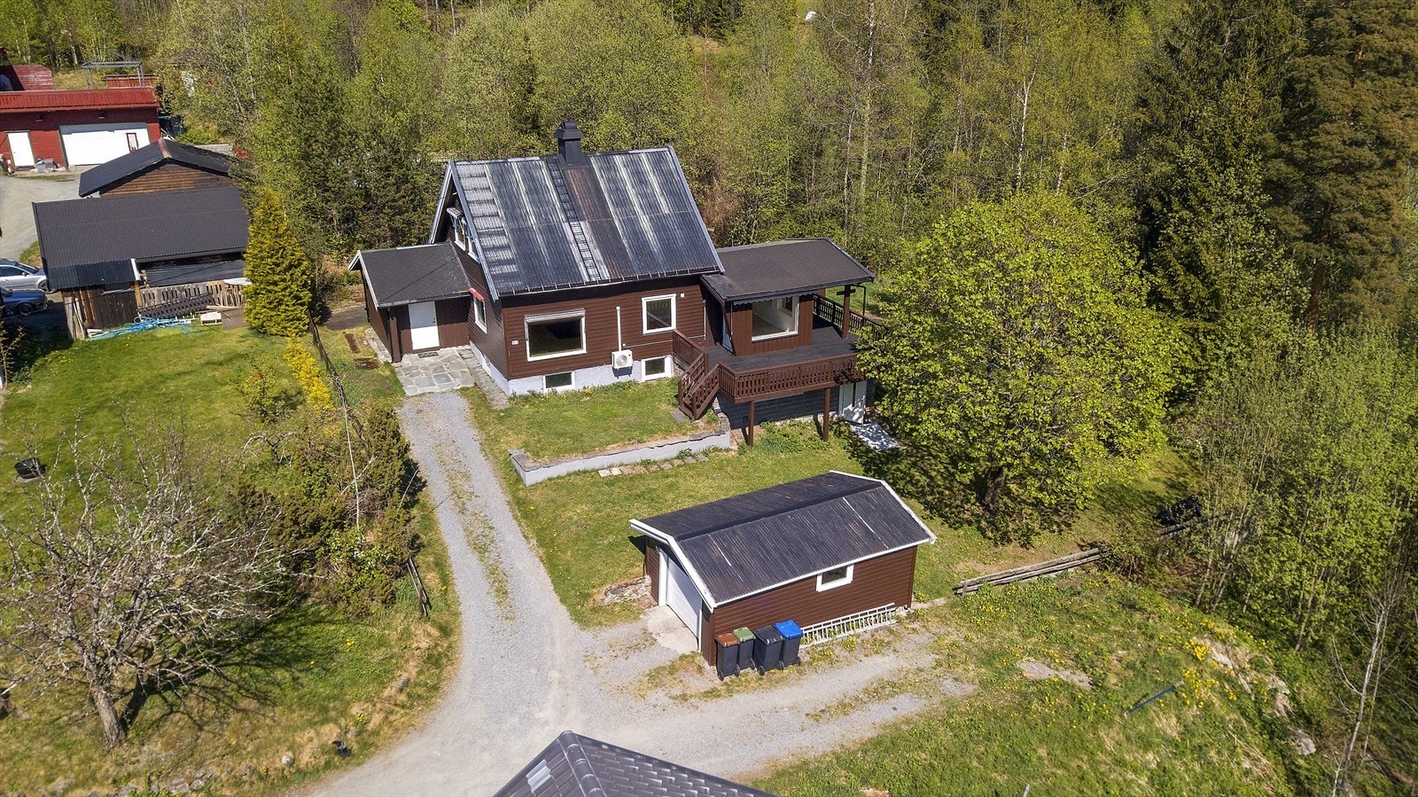 Garasje på eiendommen. Taket på boligen er lakkert etter at bildet ble tatt. Galleribilde