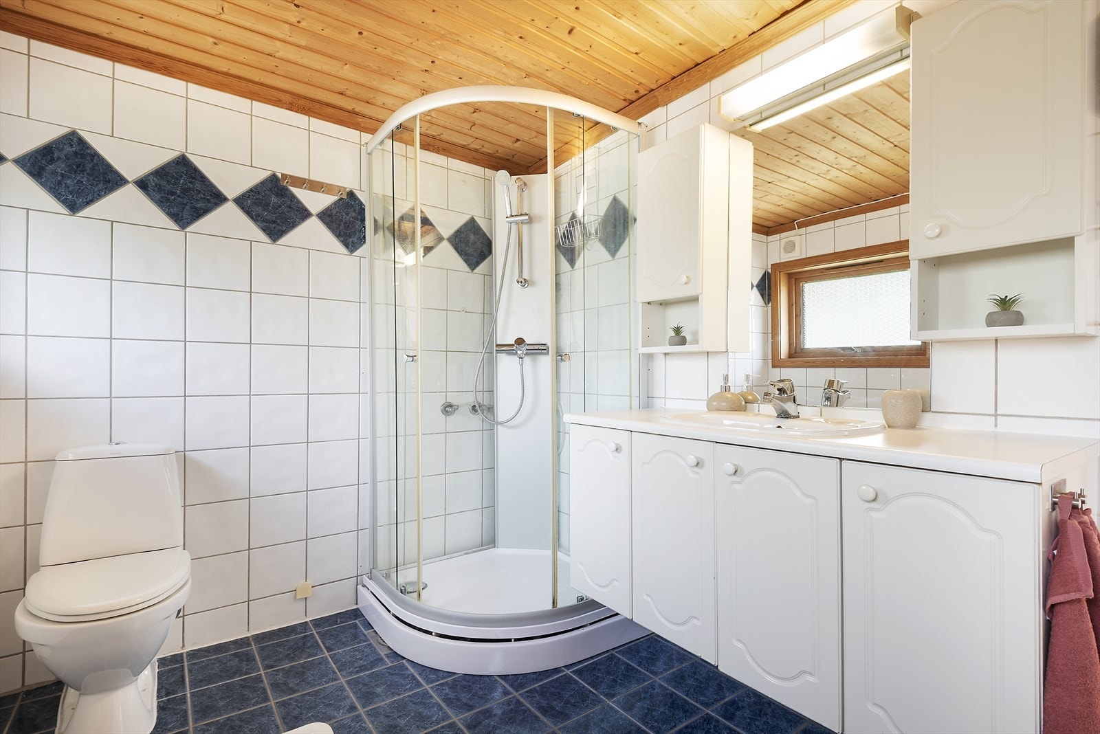 Bad med dusjkabinett i 2. etasje. Galleribilde