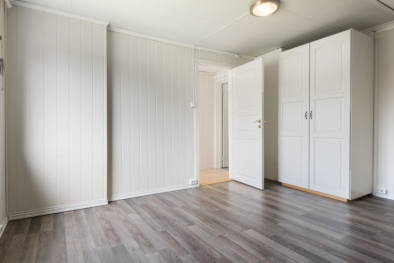 Plass til garderobeskap. Galleribilde