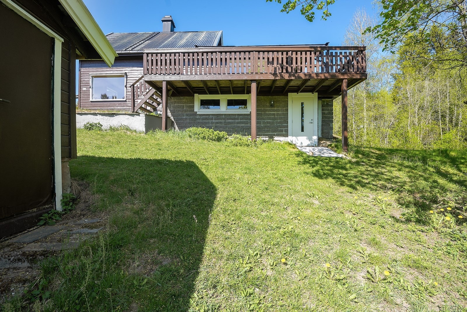 Utgangsdør fra kjeller. Galleribilde