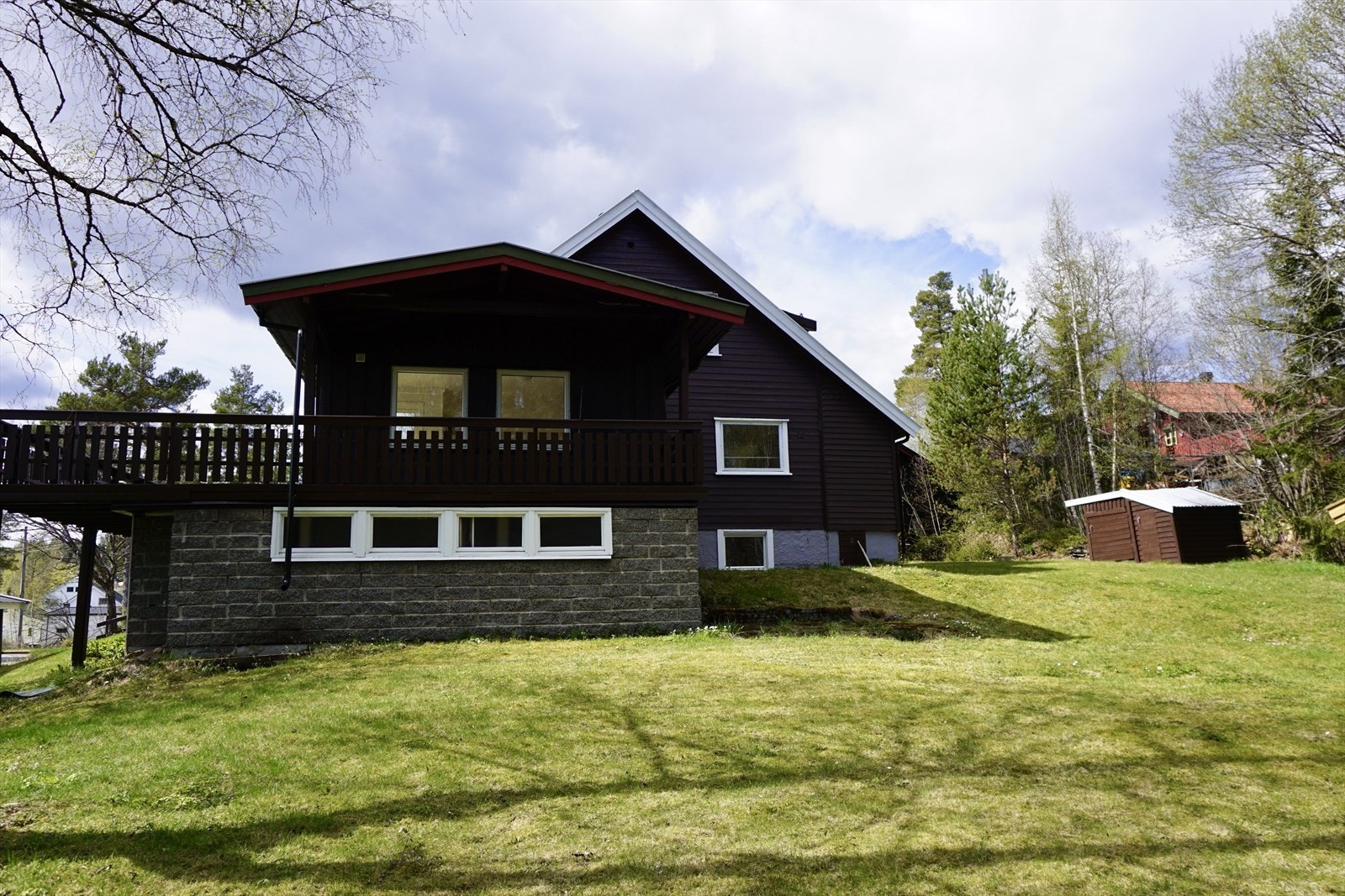 Romslig hage. Galleribilde