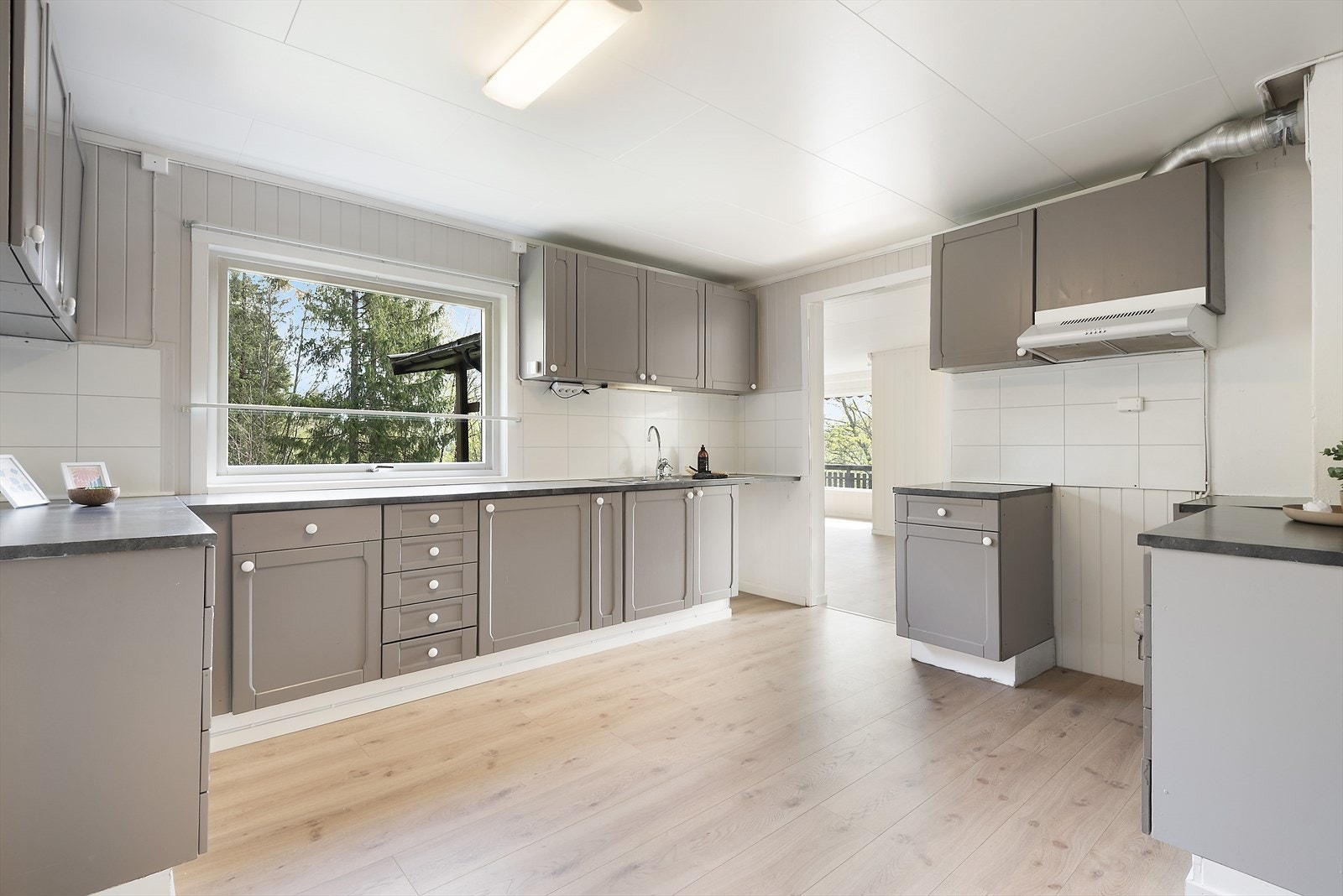 Godt med skap- og benkeplass. Galleribilde