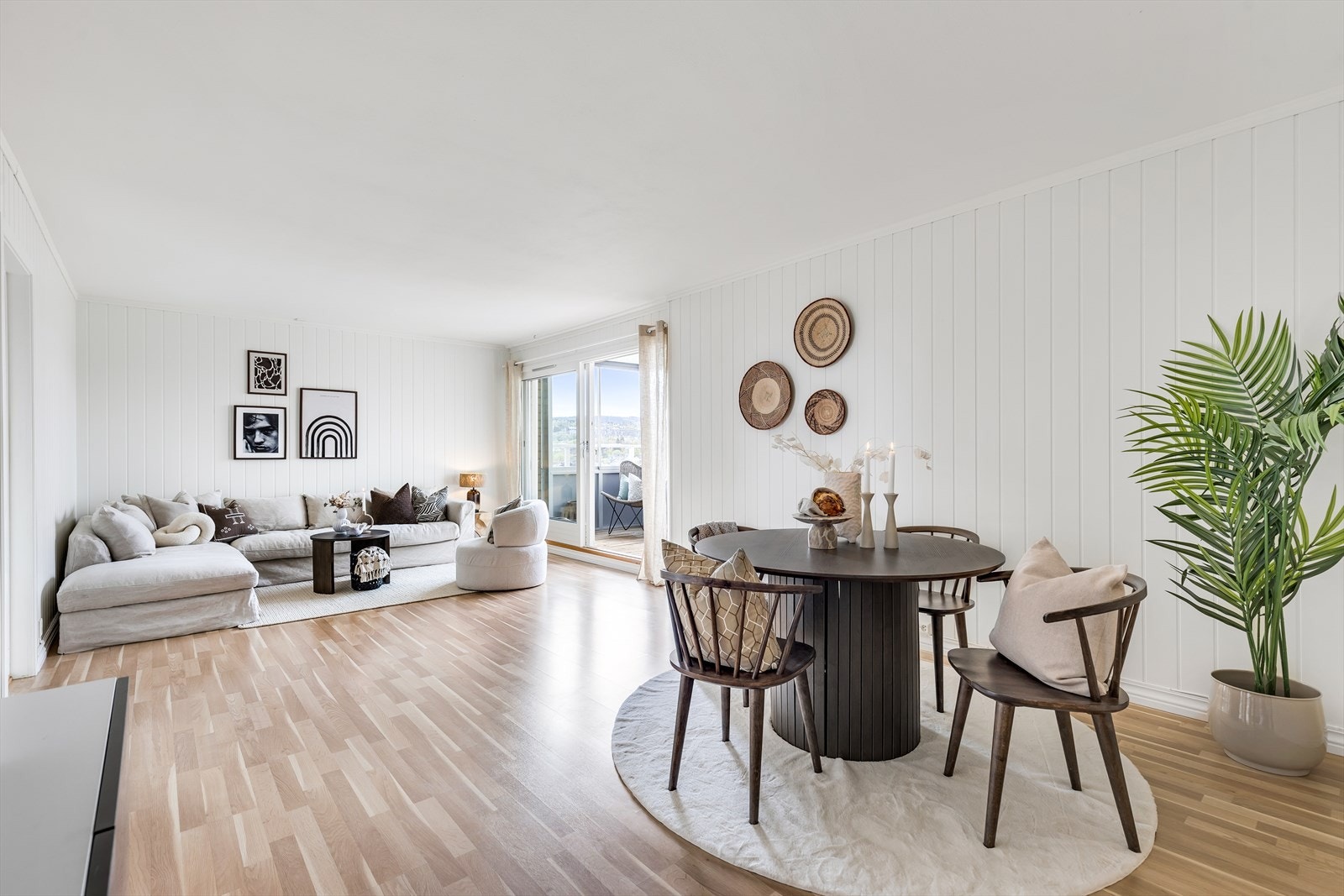 Stue med god plass til både spisebord og sofaseksjon. Galleribilde