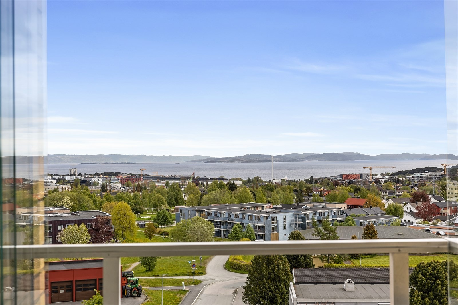 Fra boligen har man utsikt over fjorden og store deler av Trondheim. Galleribilde