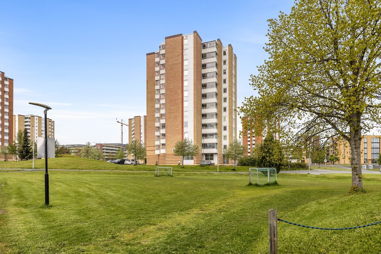 Boligen har en attraktiv plassering sentralt på Valentinlyst, og er omgitt av nydelige opparbeidet parkområder. Galleribilde