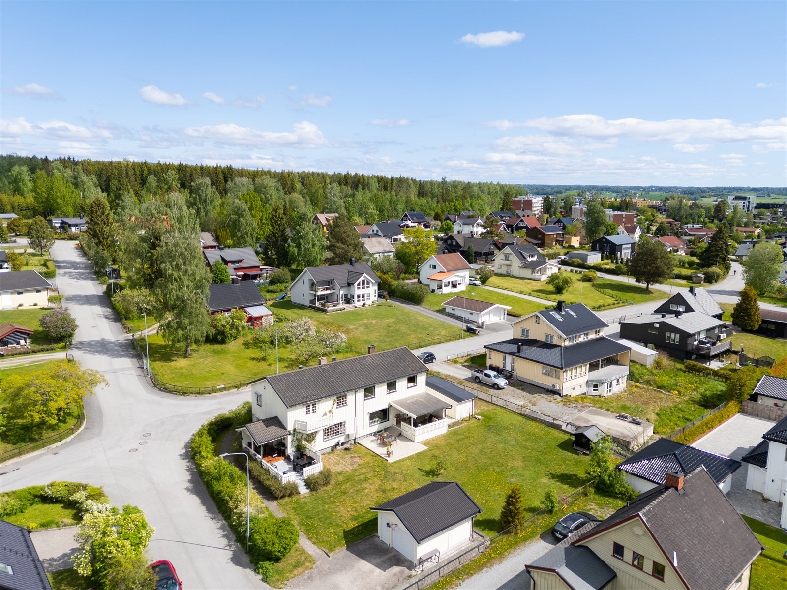 Herfra er det gangavstand til barnehager, skoler og dagligvarebutikker, samtidig som det kun er ca. 2,2 km til Hamar sentrum. Galleribilde