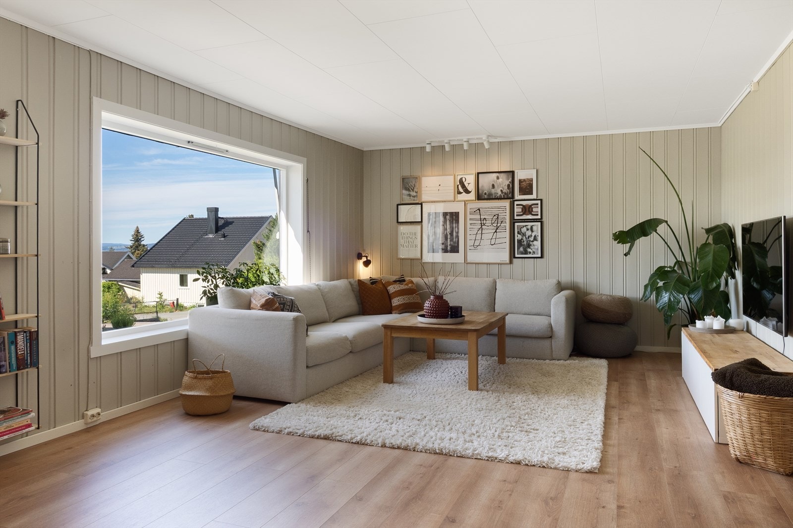 Boligen har en romslig stue. Galleribilde