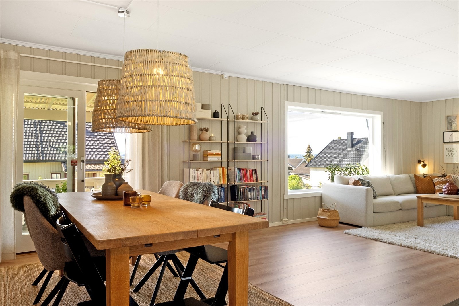 Spisebordet finner sin naturlige plassering ved inngangen til kjøkkenet. Galleribilde