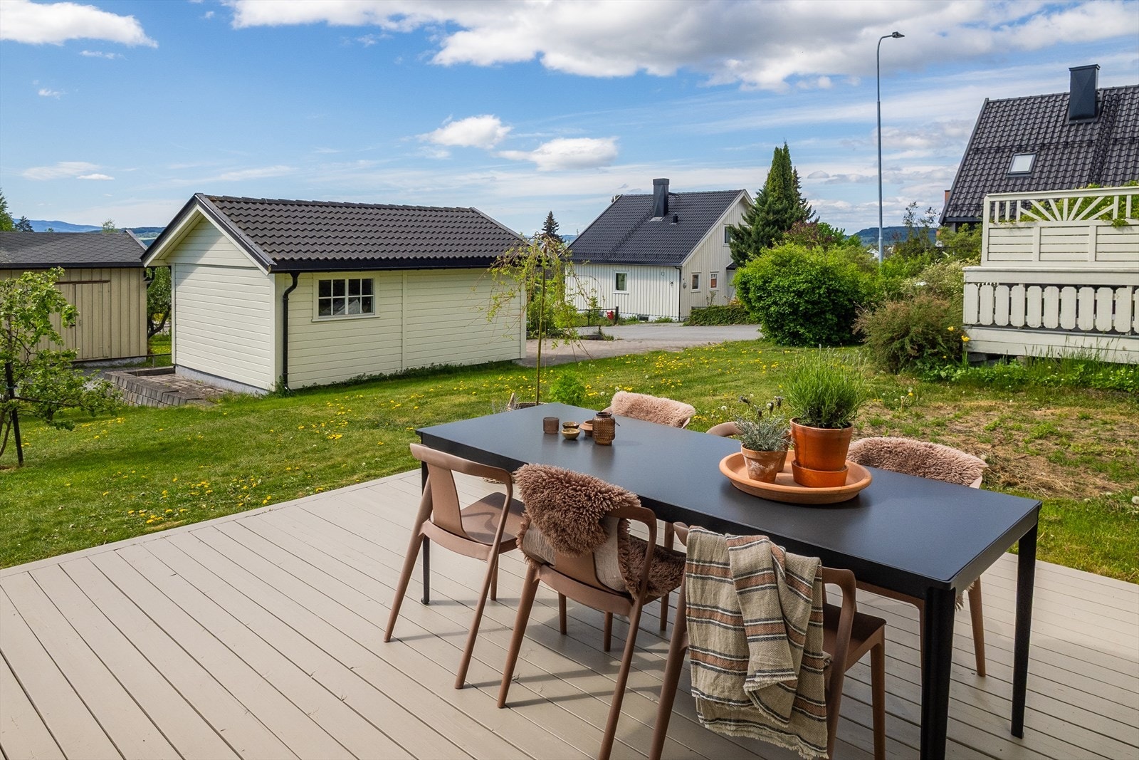 Boligen ligger i et veletablert og rolig område. Galleribilde