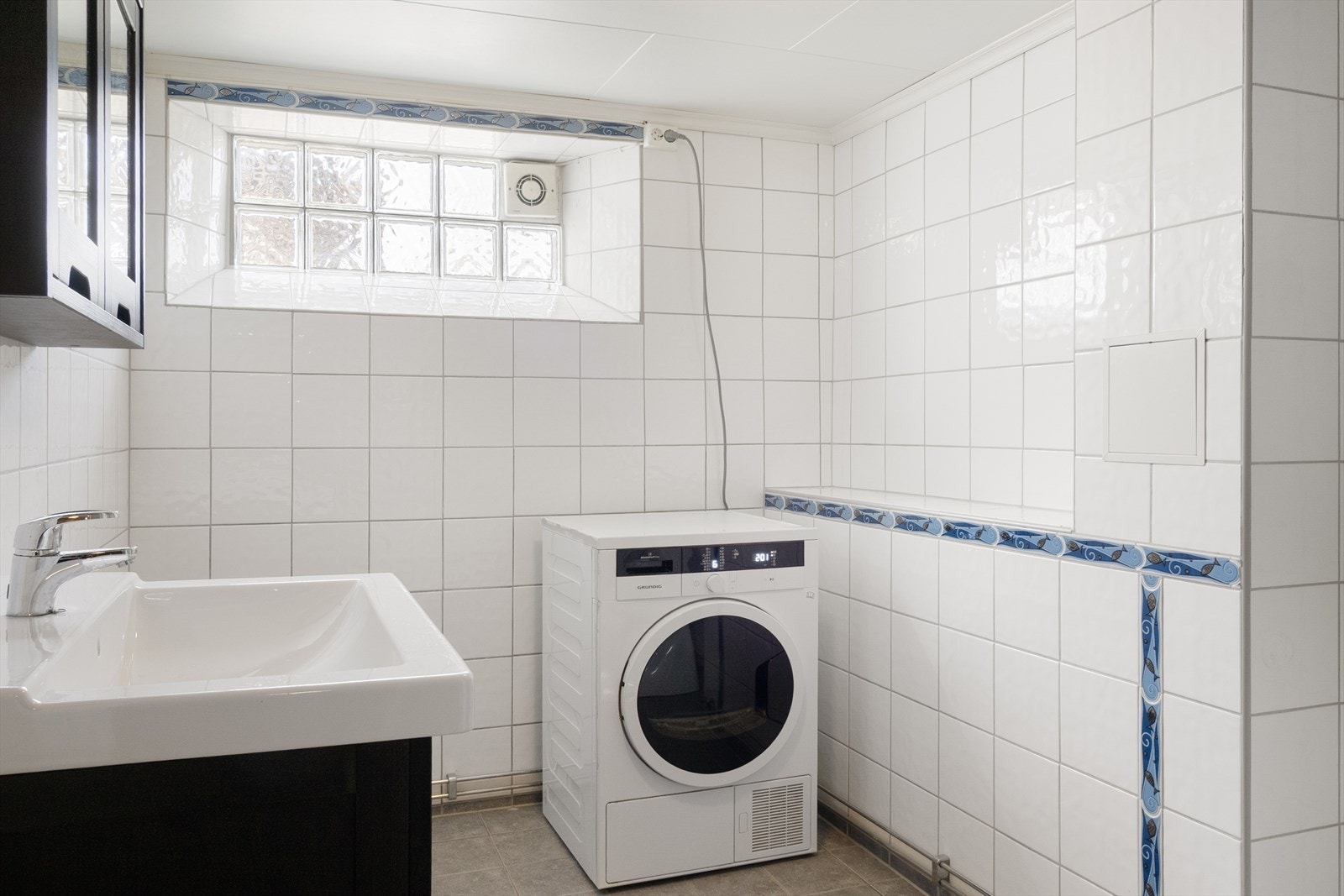 Baderom i kjeller har flis på gulv og vegger samt malte himlingsplater. Galleribilde