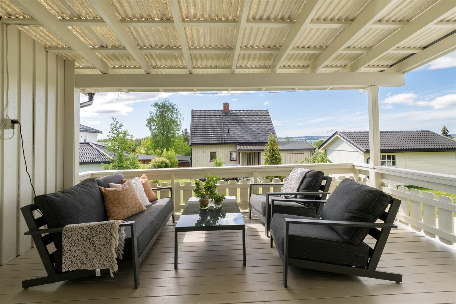 Boligen har en overbygd terrassedel med god plass til sittegruppe. Galleribilde