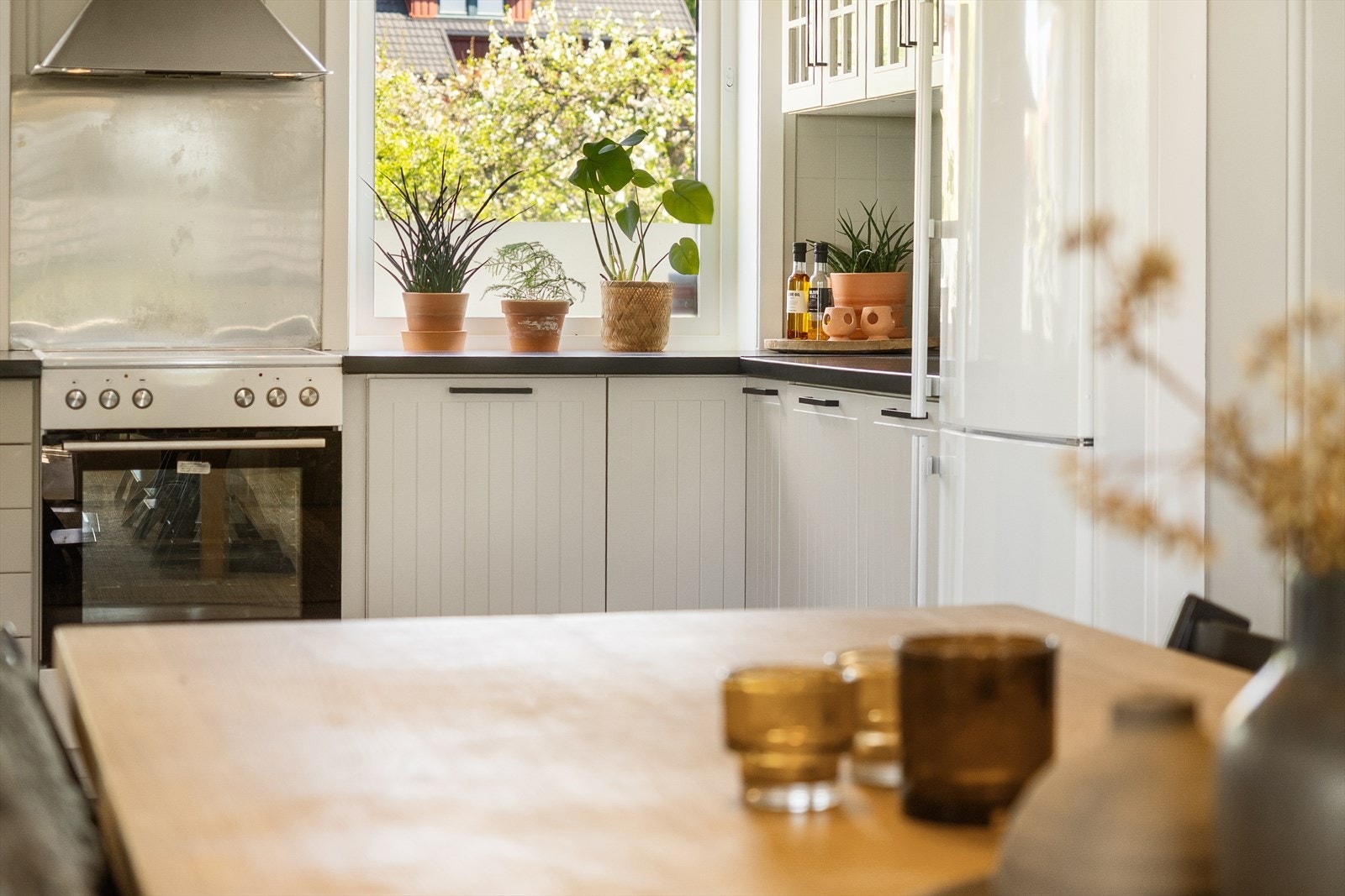 Romslig kjøkken med plass til frokostbord. Galleribilde