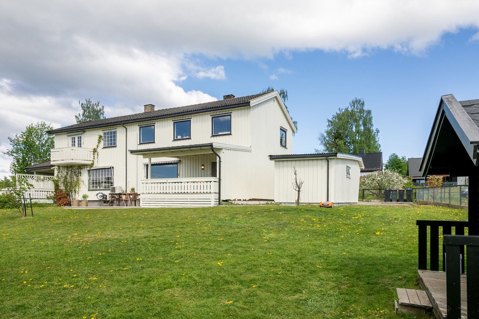 Enkel frittstående garasje er oppført ved boligens østside. Galleribilde