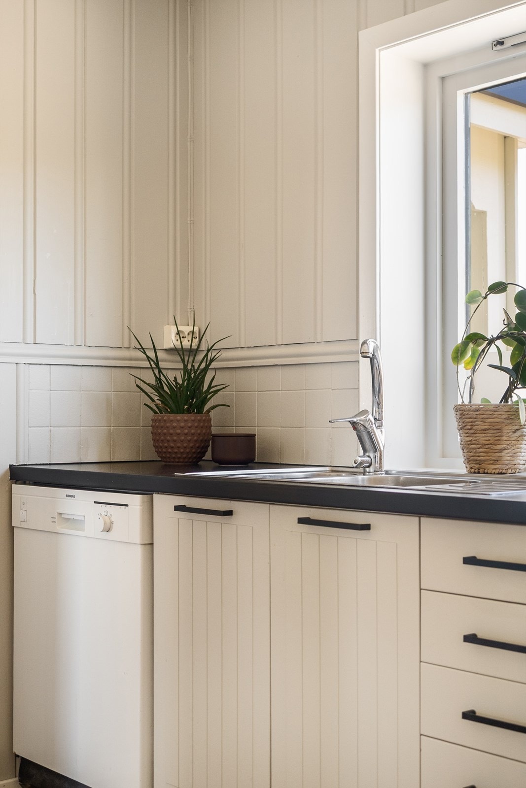 Kjøkkenet har plass og opplegg for oppvaskmaskin og frittstående kjøl-/fryseskap samt komfyr. Galleribilde