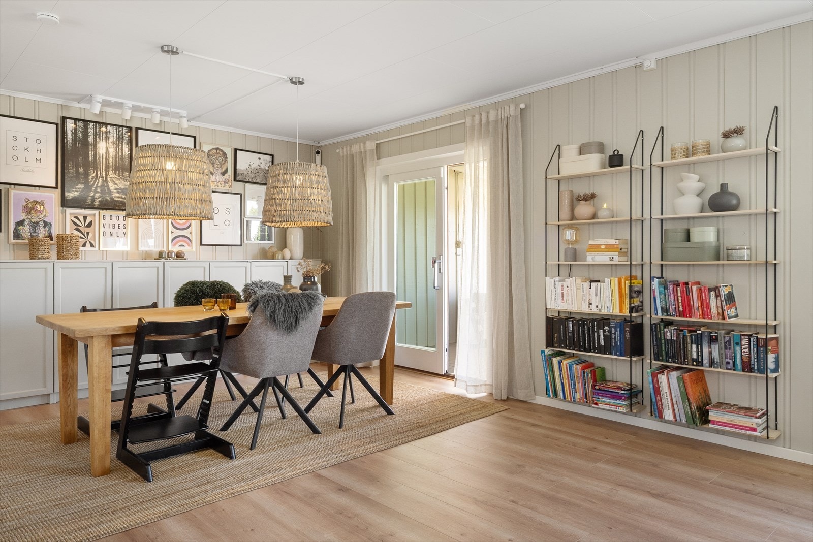 Ved spisestuen er det utgang til overbygd terrasse og hage. Galleribilde