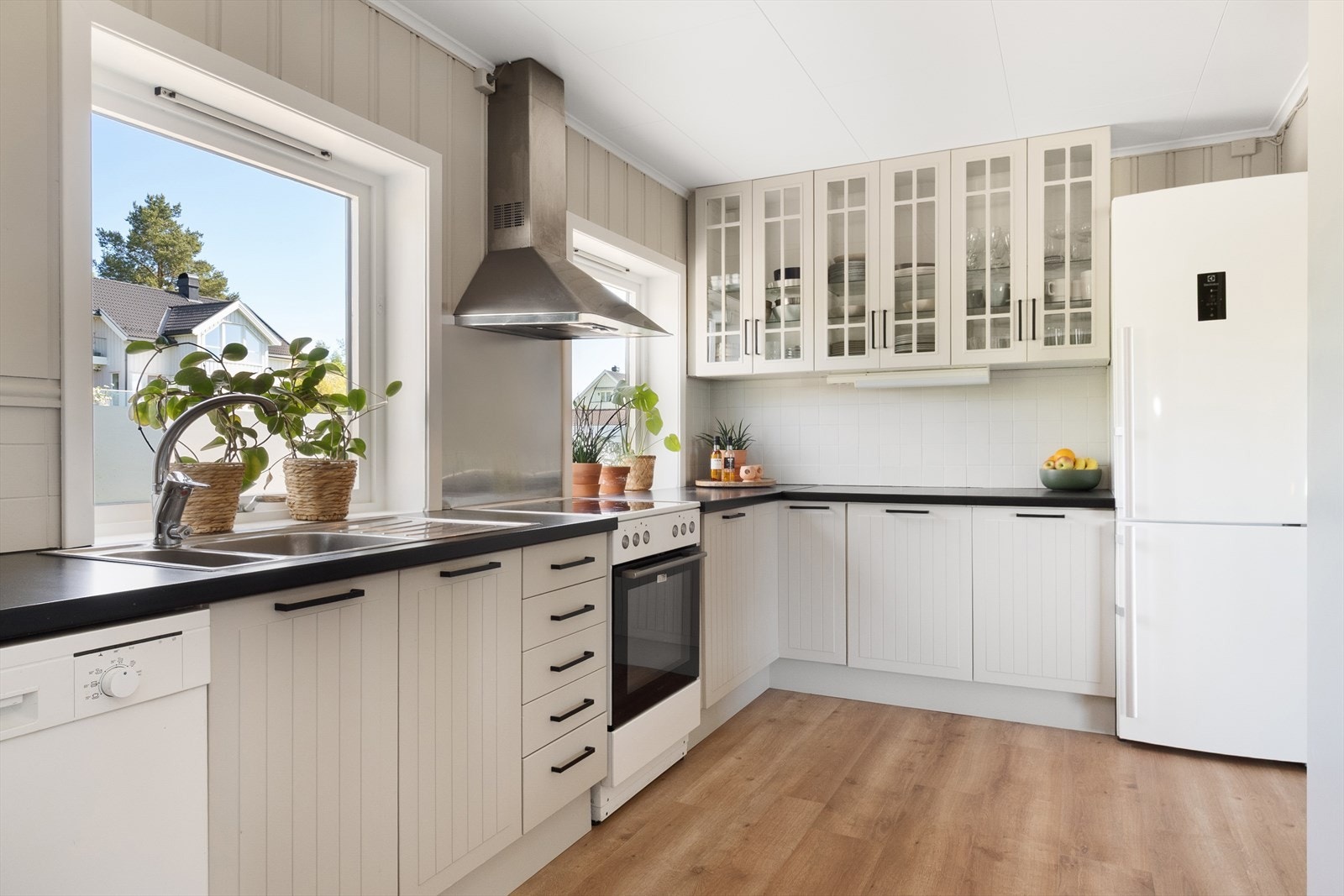 Kjøkkenet har rikelig med skap- og benkeplass. Galleribilde