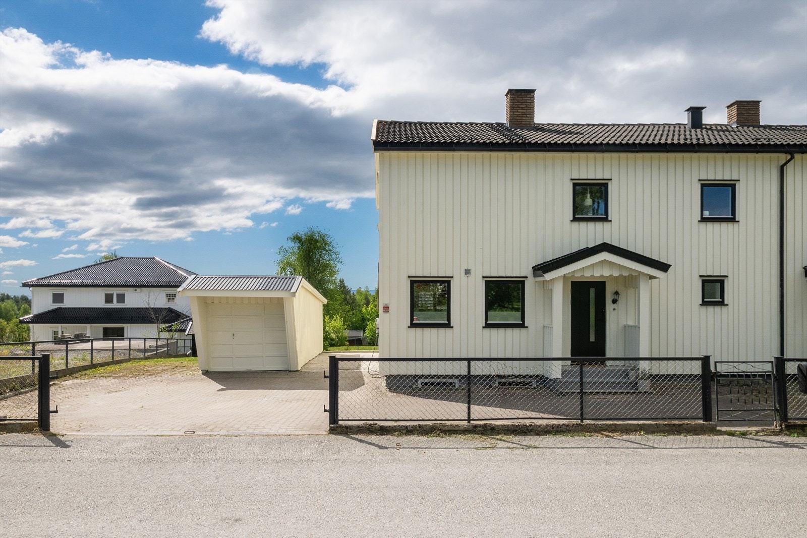 Romslig og innholdsrik halvpart av vertikaldelt tomannsbolig med god planløsning. Galleribilde