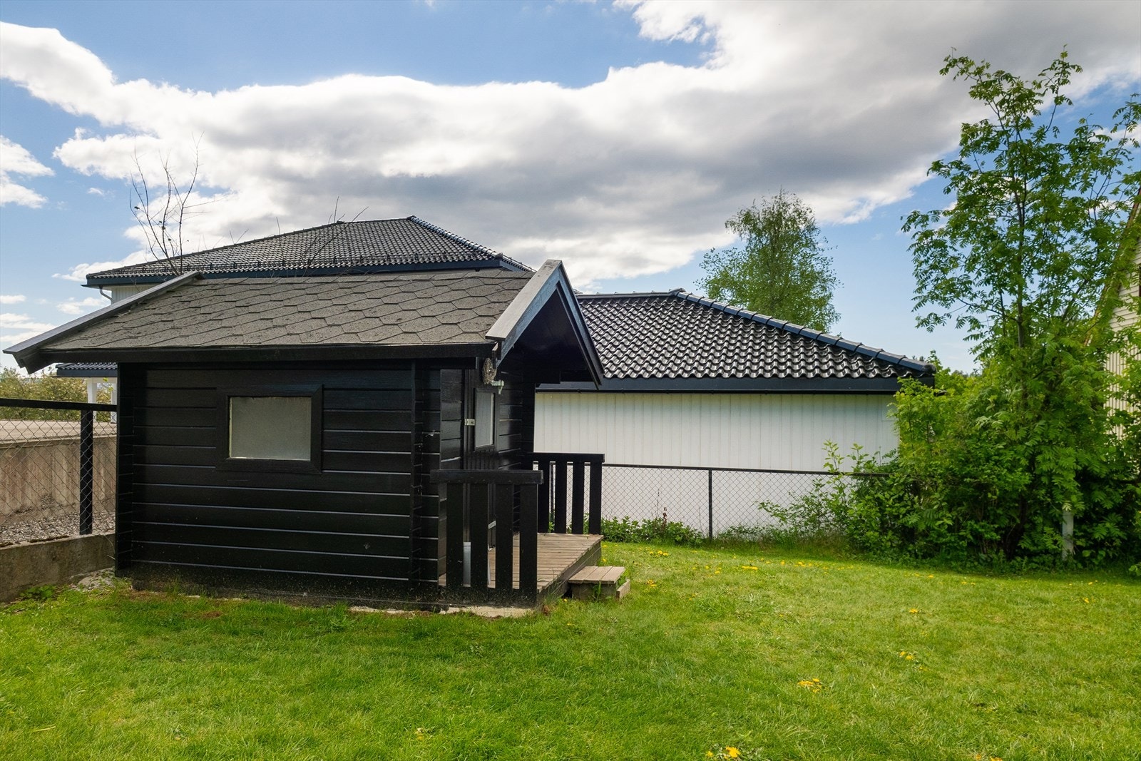 Dukkestue på tomt. Galleribilde