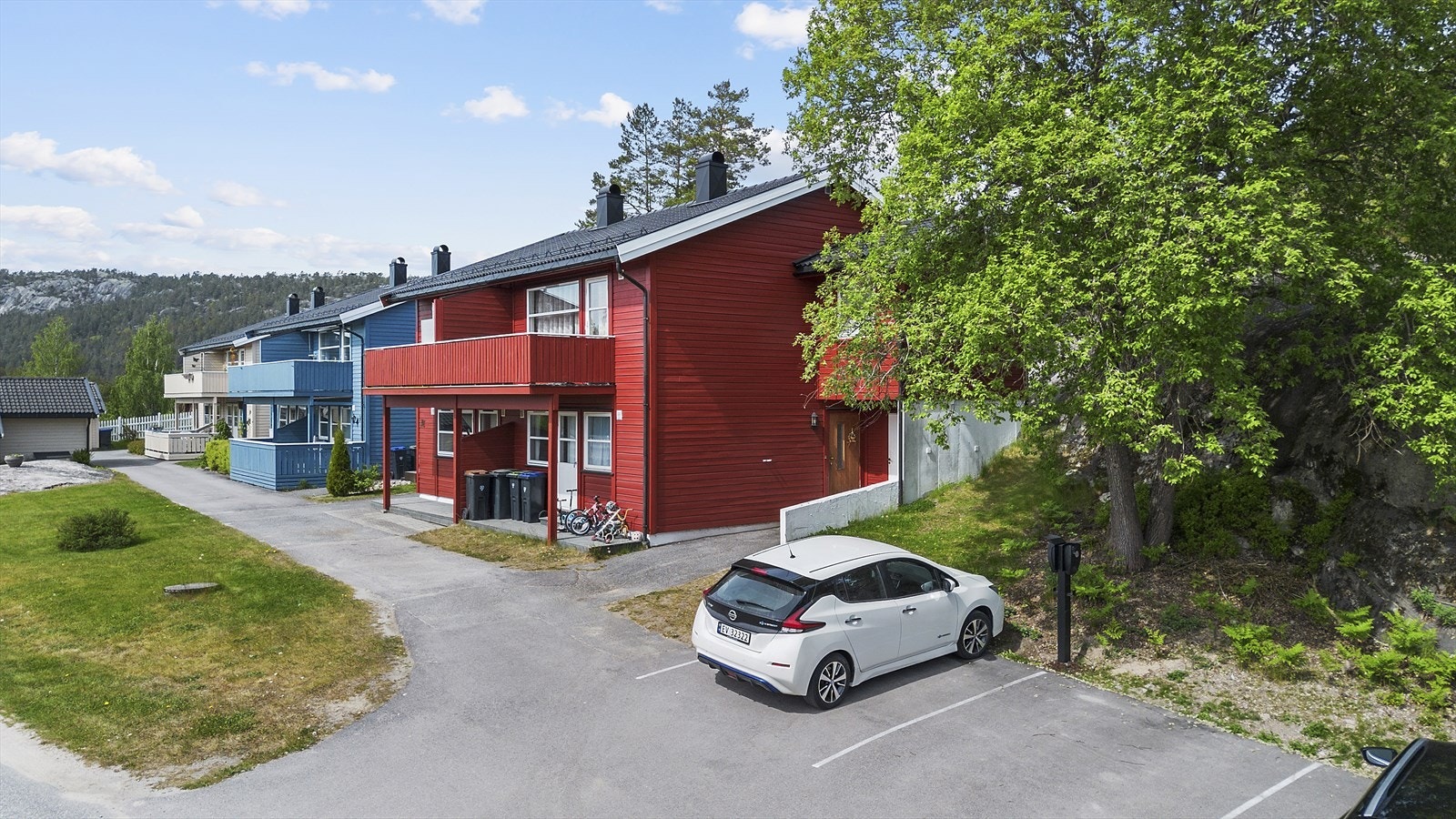 Pakeringsplass med elbillader utenfor boligen Galleribilde