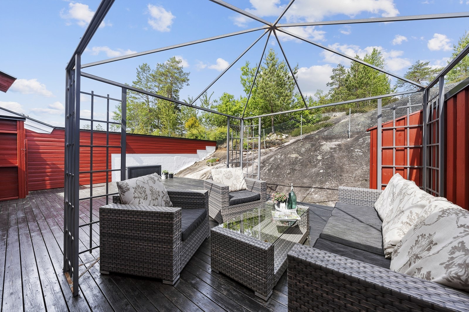 Usjenert stor veranda med pergola Galleribilde