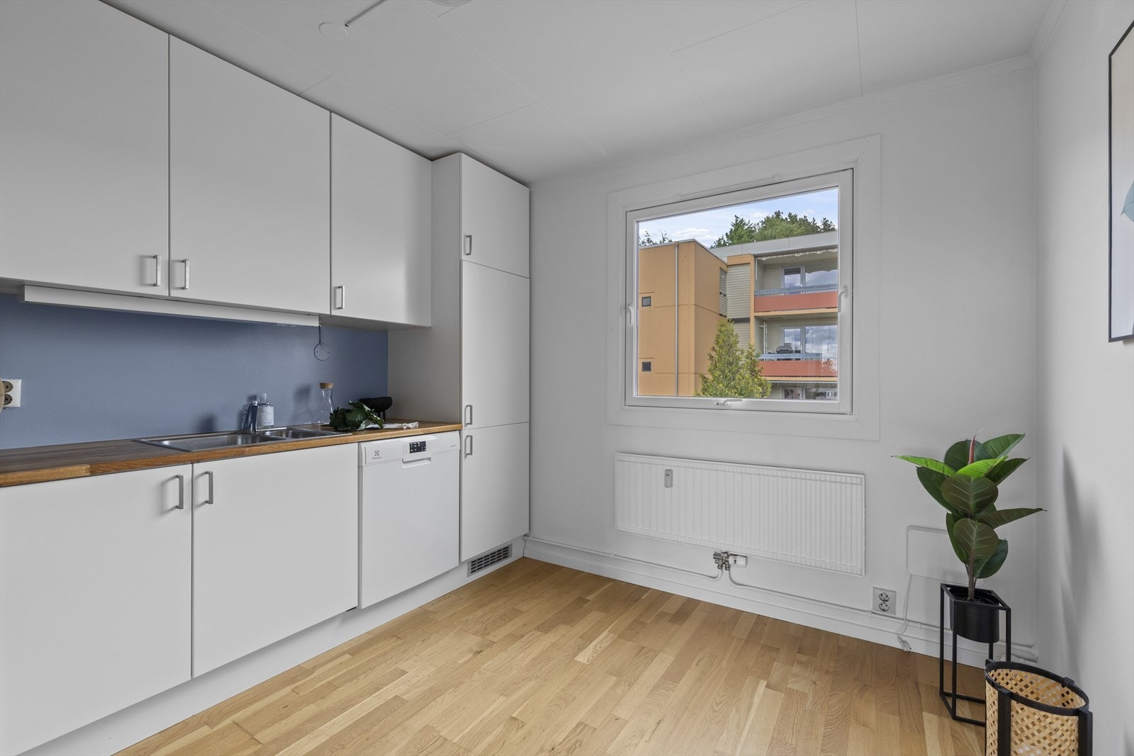 Leiligheten har et pent kjøkken separat fra stuen. Galleribilde