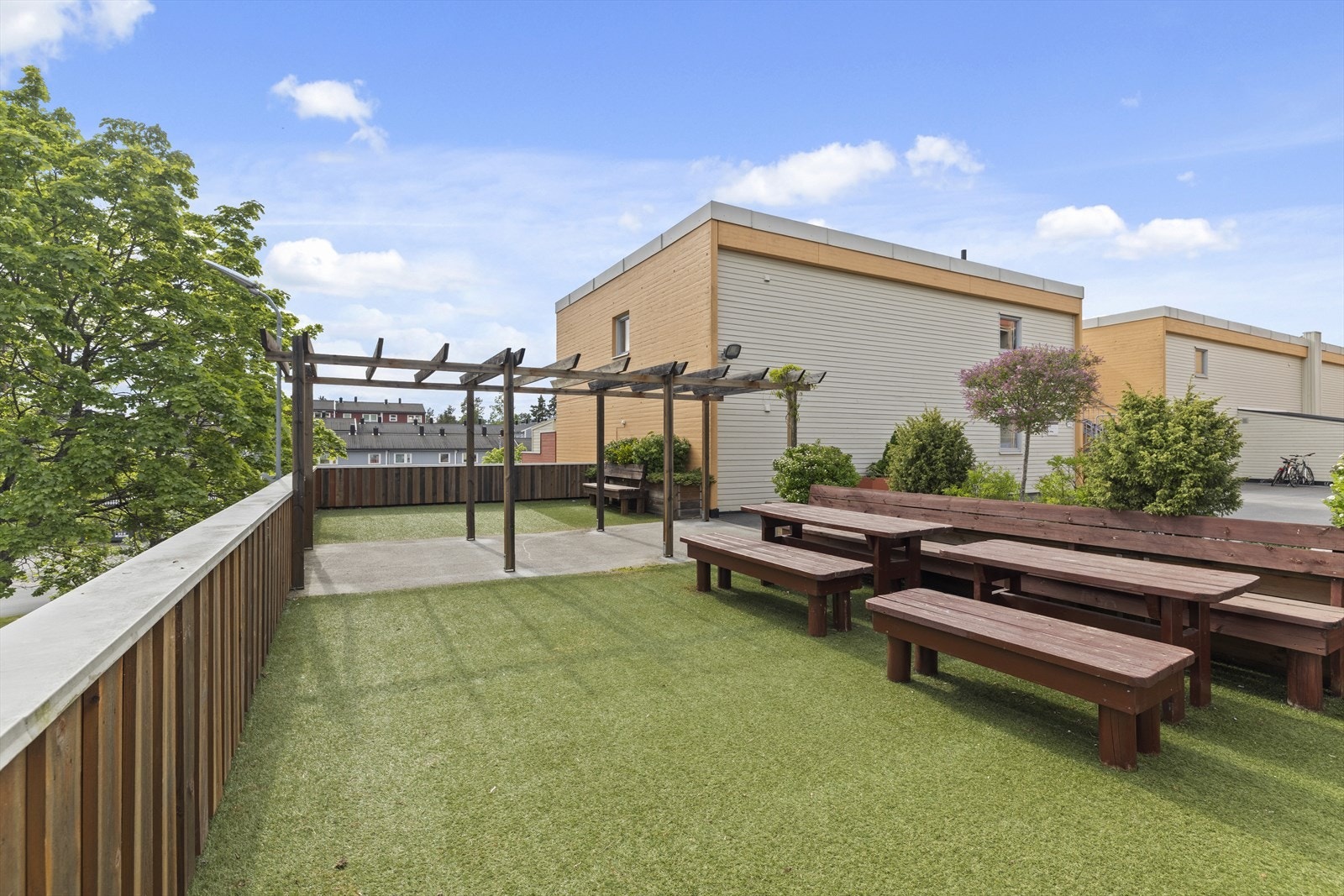 Borettslaget har flotte fellesarealer med velholdte grøntarealer og flere sittegrupper som beboerne kan benytte. Galleribilde