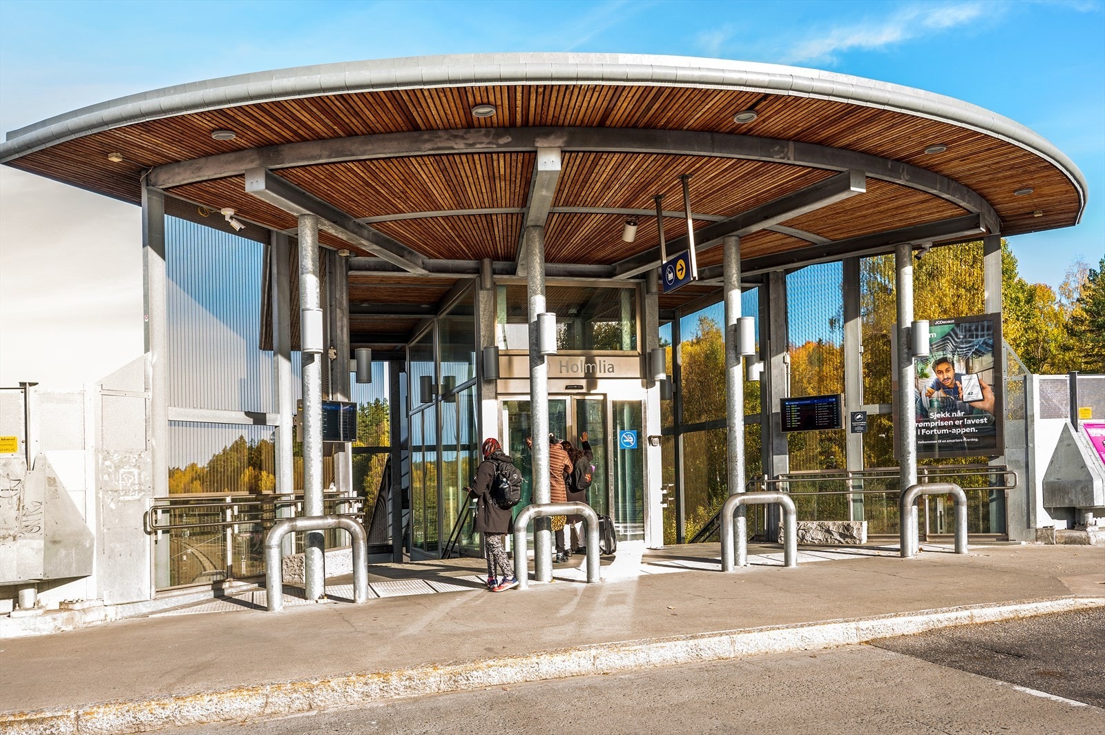 Holmlia har generelt et godt kollektivtilbud med toget som tar ca. 12 minutter og flere busslinjer og ekspressbuss som bruker ca. 19 minutter til sentrum. Galleribilde