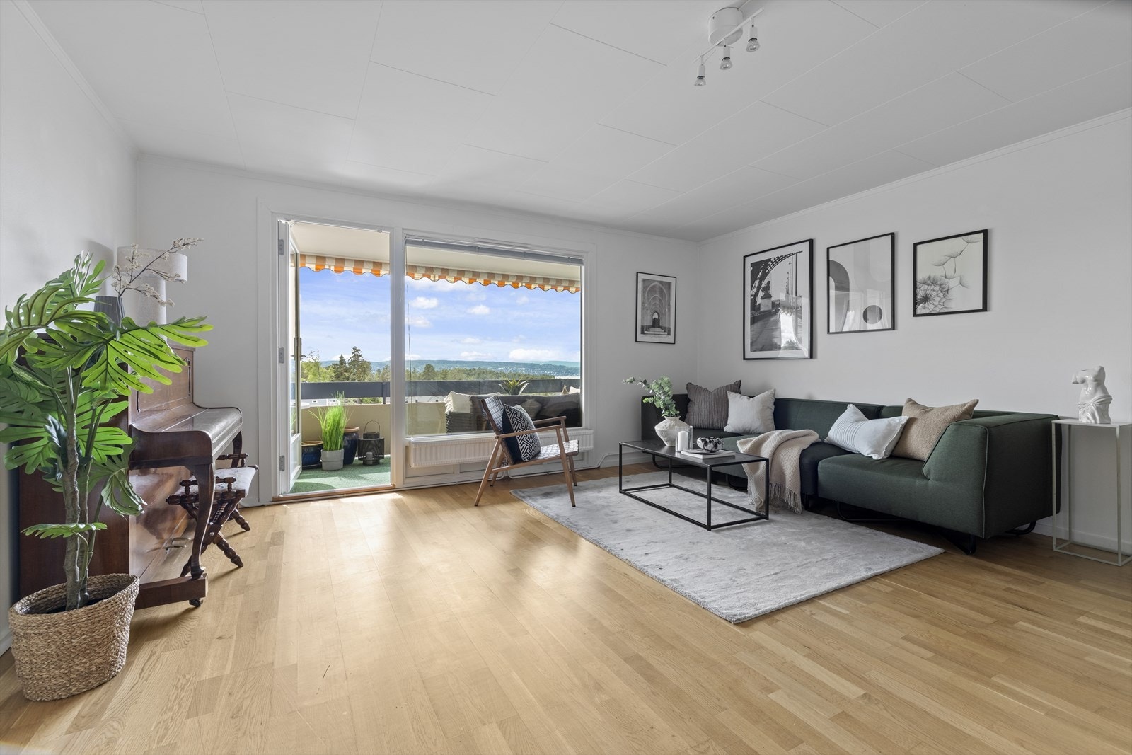 Fra stuen er det utgang til leilighetens nydelige balkong.l Galleribilde