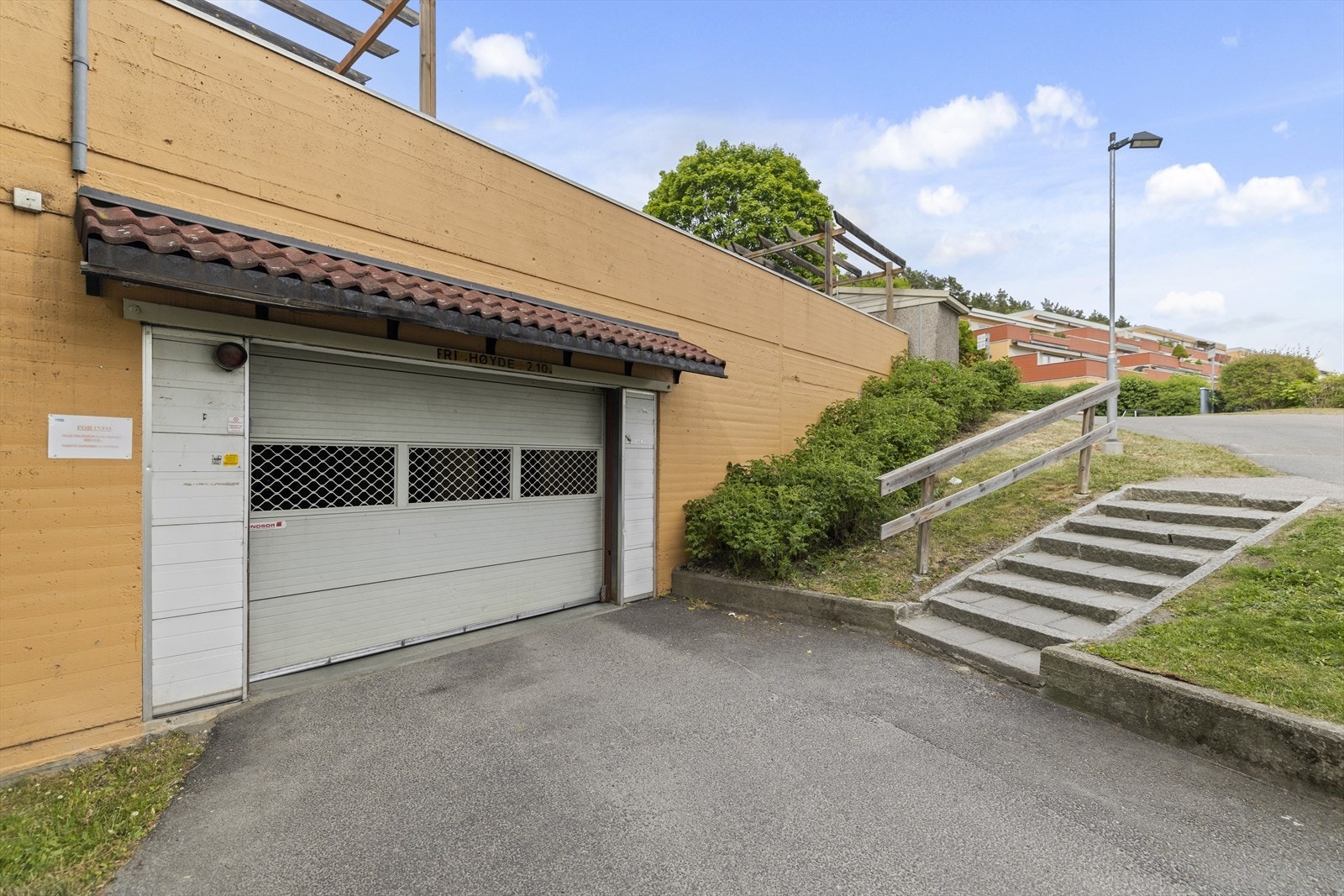 Garasjeanlegget er lukket med elektrisk styrt port. Borettslaget har også gjesteparkering for besøkende. Galleribilde