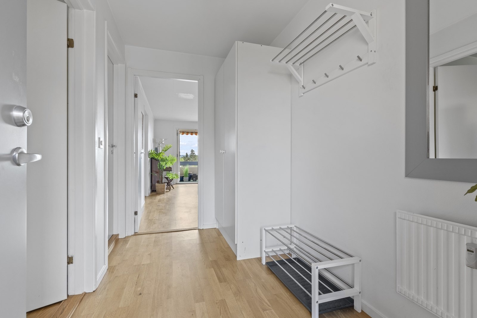 Leiligheten har en romslig entré med plass til oppbevaring. Garderobeskap vil medfølge leiligheten. Galleribilde