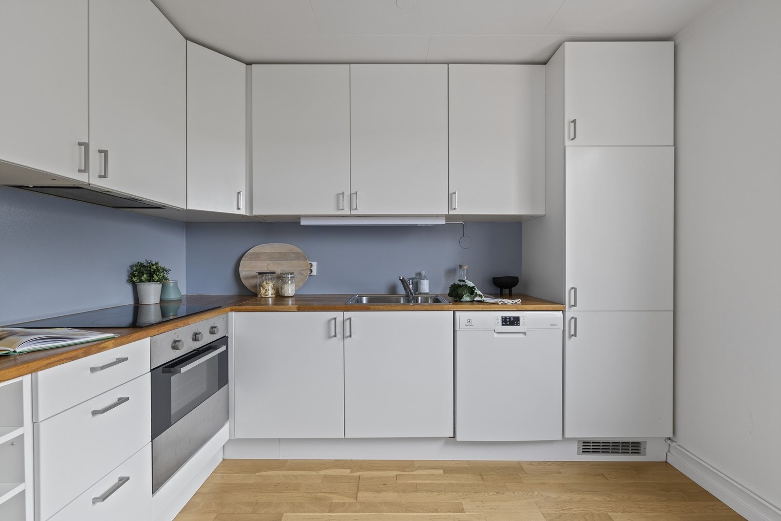 Tidløs og moderne kjøkkeninnredning fra 2012. Alle hvitevarer vil medfølge leiligheten. Galleribilde