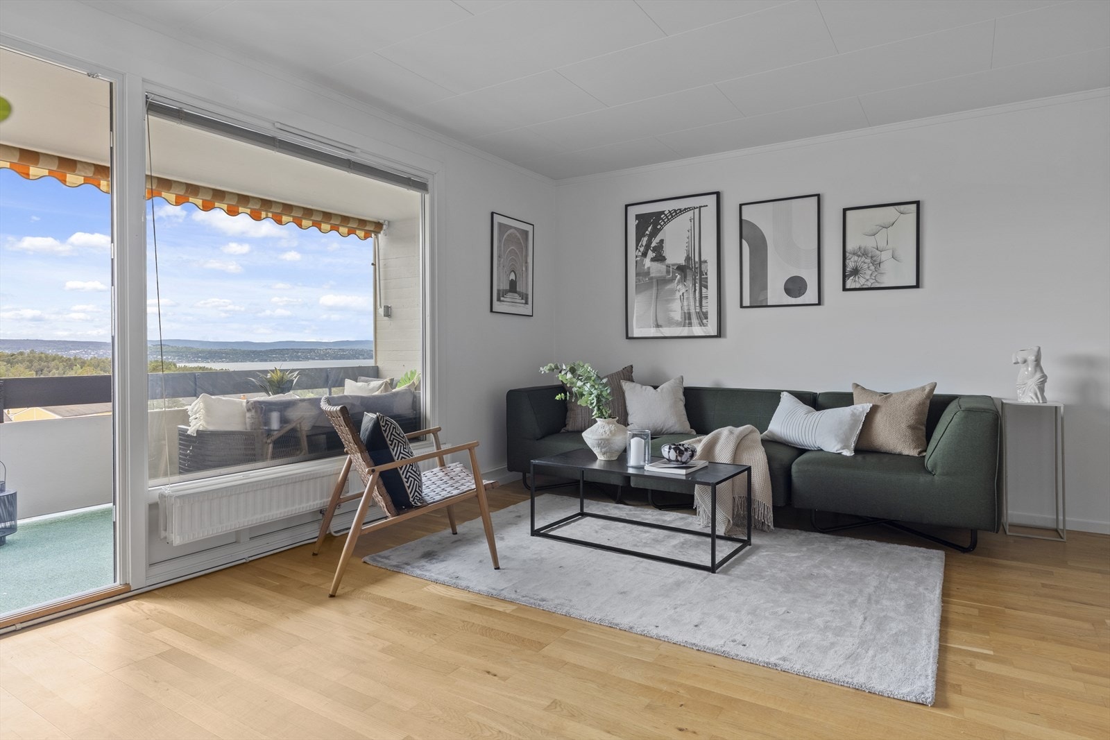 Inkludert i felleskostnader er varmtvann, fyring og grunnpakke for TV og internett. Galleribilde