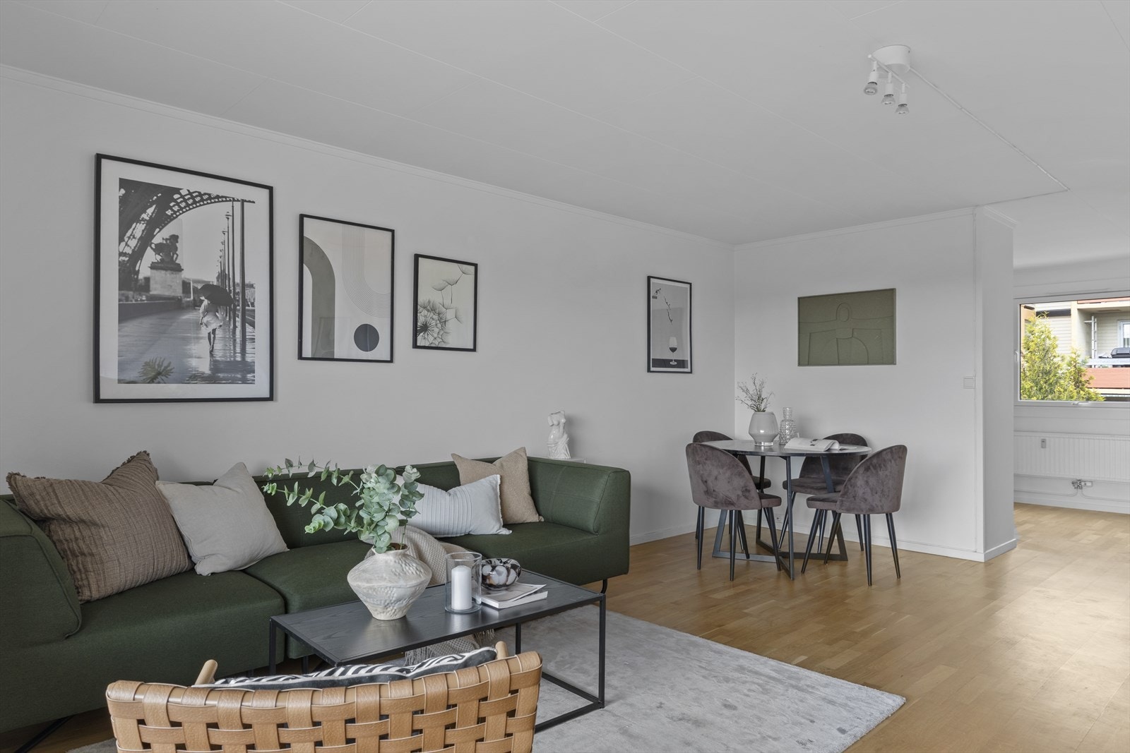 Stuen er enkel å dele opp i naturlige soner for møblering. Galleribilde