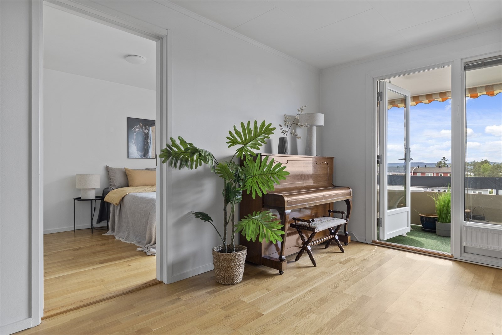 Leilighetens soverom har adkomst via stuen. l Galleribilde