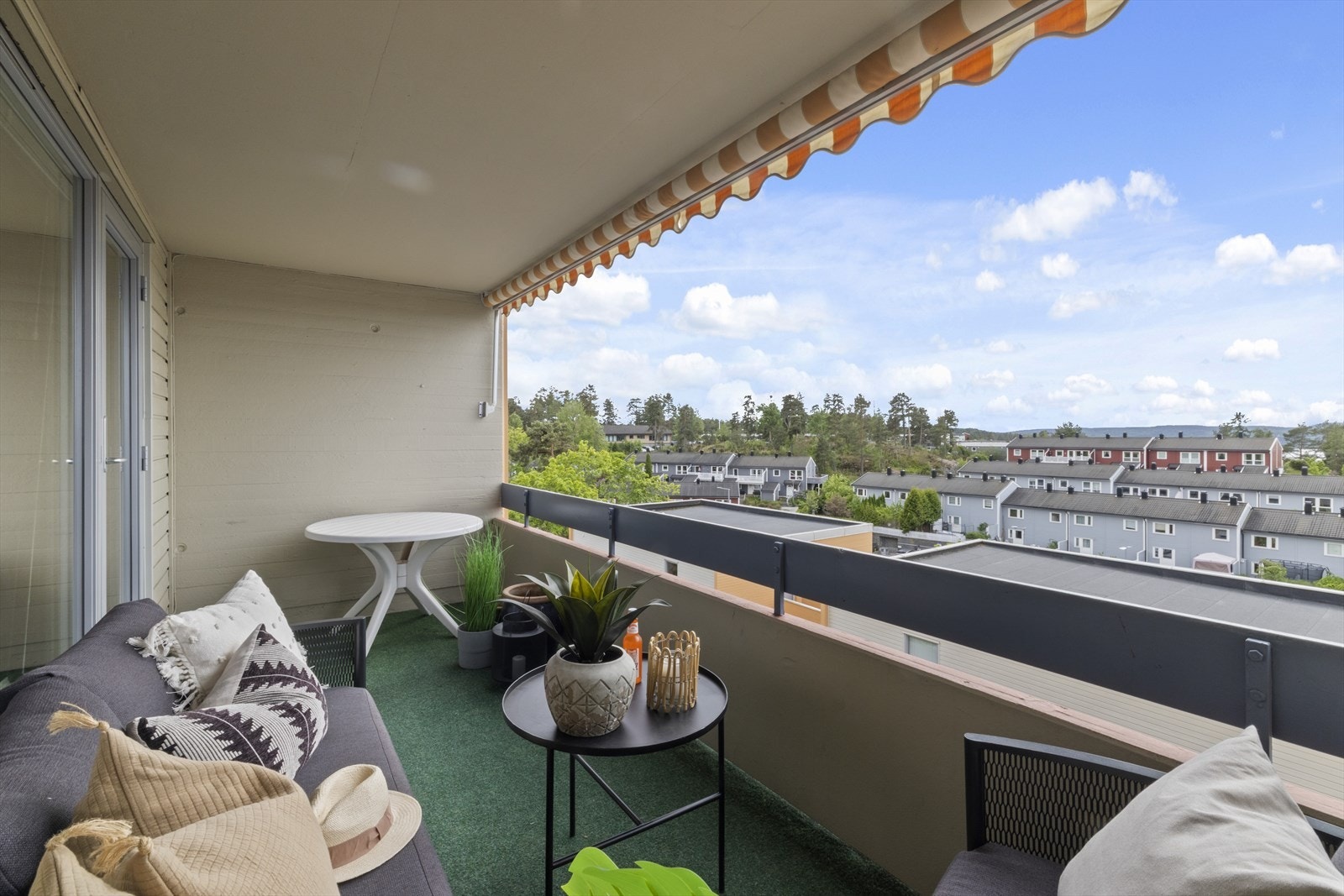 Balkongen har god plass til å innrede med sittegruppe og planter. Galleribilde