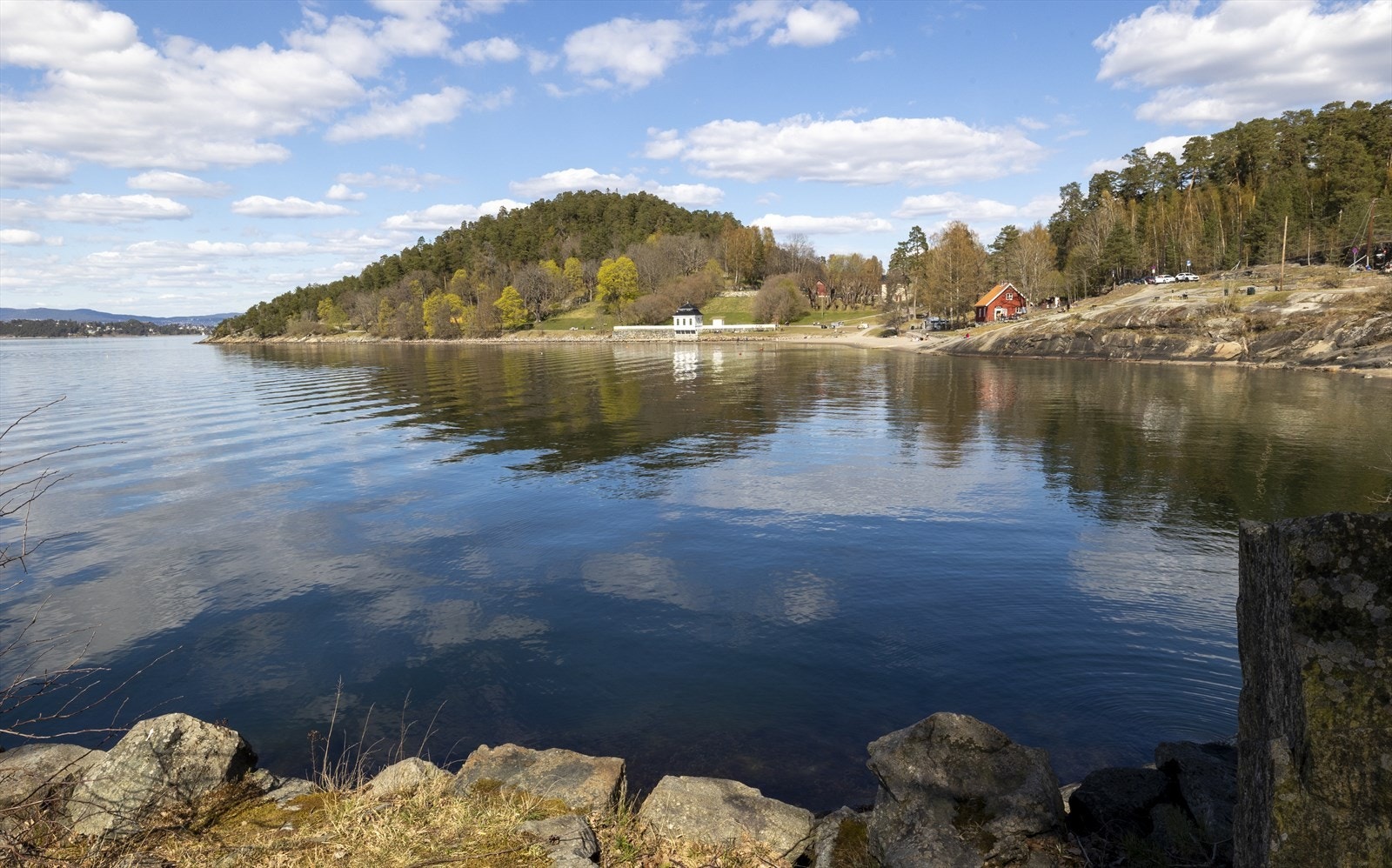 Fra leiligheten kan man spasere til populære Hvervenbukta. Galleribilde