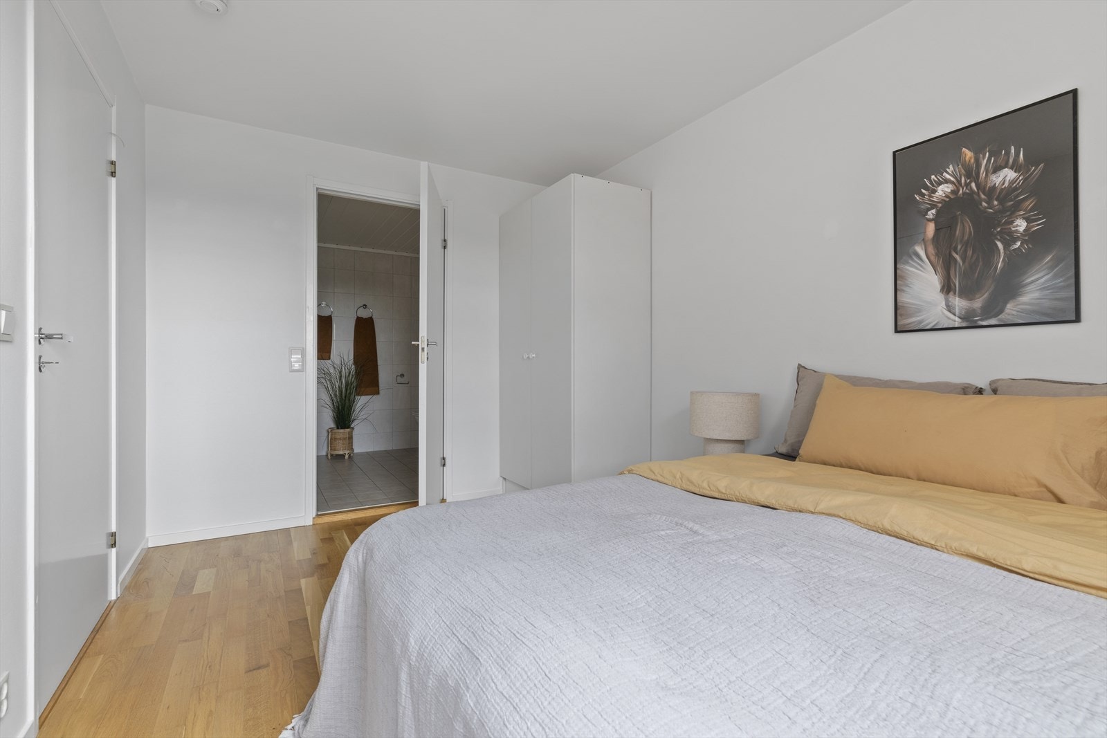 Soverommet er utstyrt med et garderobeskap som vil medfølge leiligheten. Galleribilde