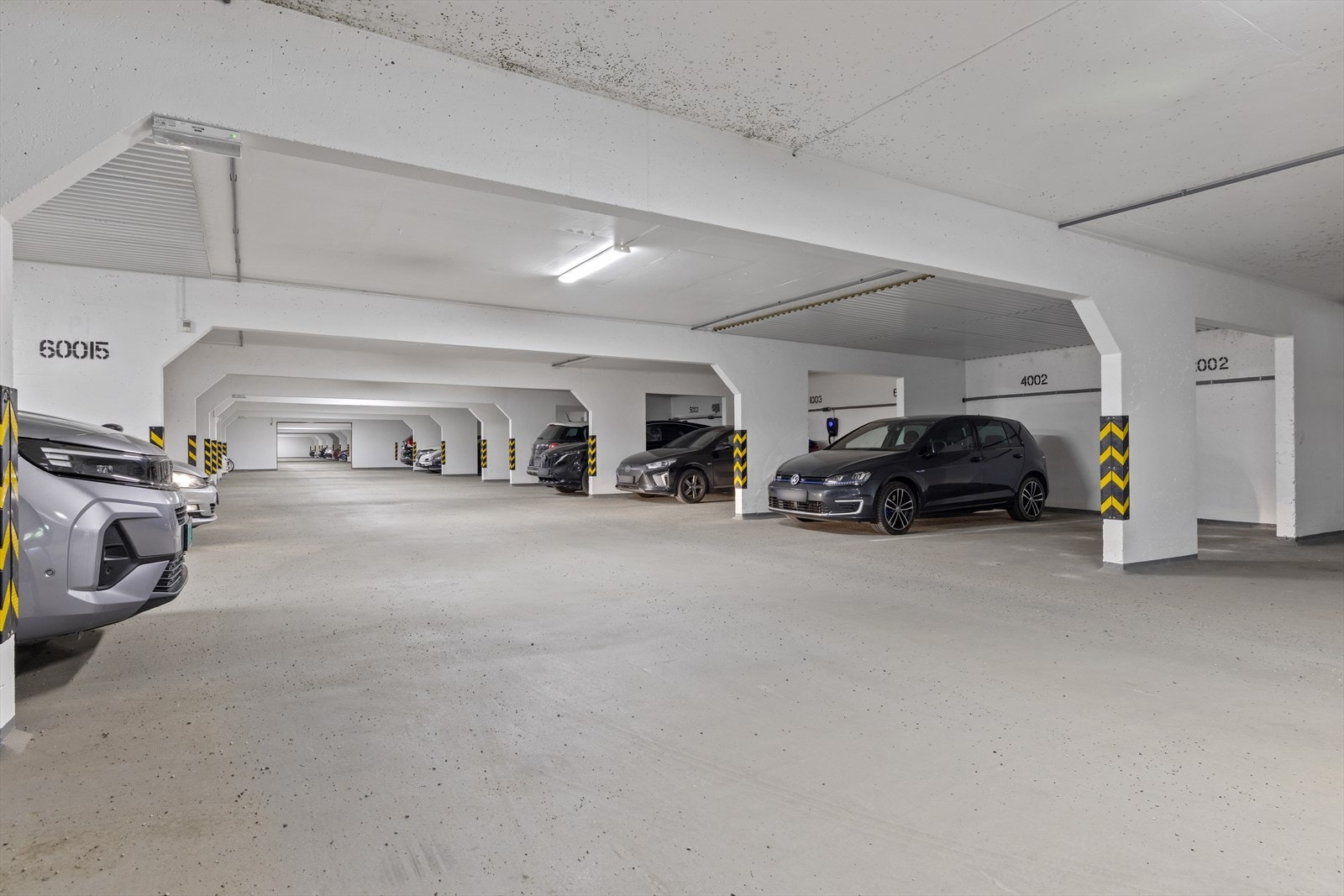 Det medfølger 1 parkeringsplass i felles garasjeanlegg. Galleribilde