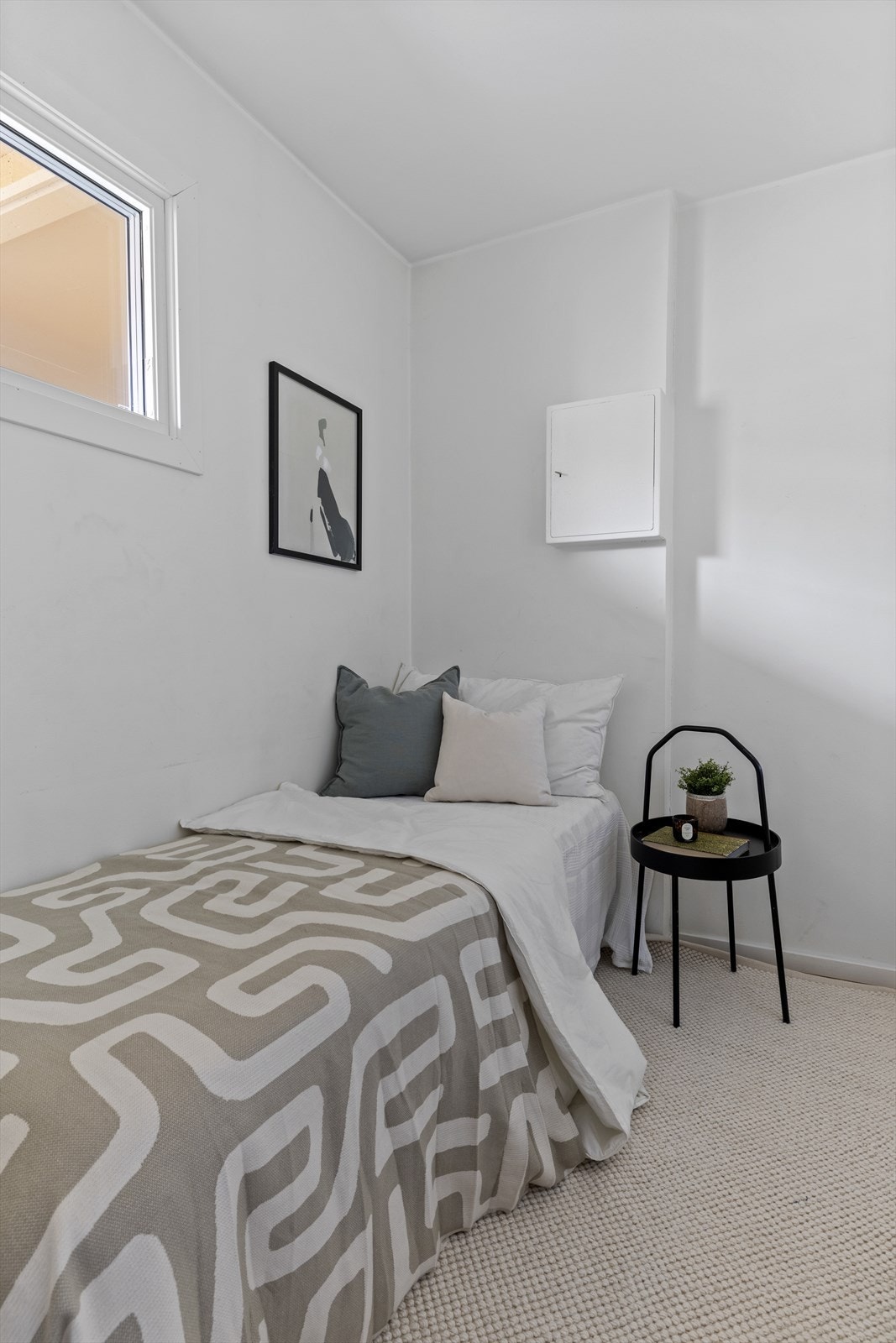 Boden er innredet med en seng, men er ikke godkjent for varig opphold. Selger har tidligere benyttet rommet til generell lagring og oppbevaring. Galleribilde