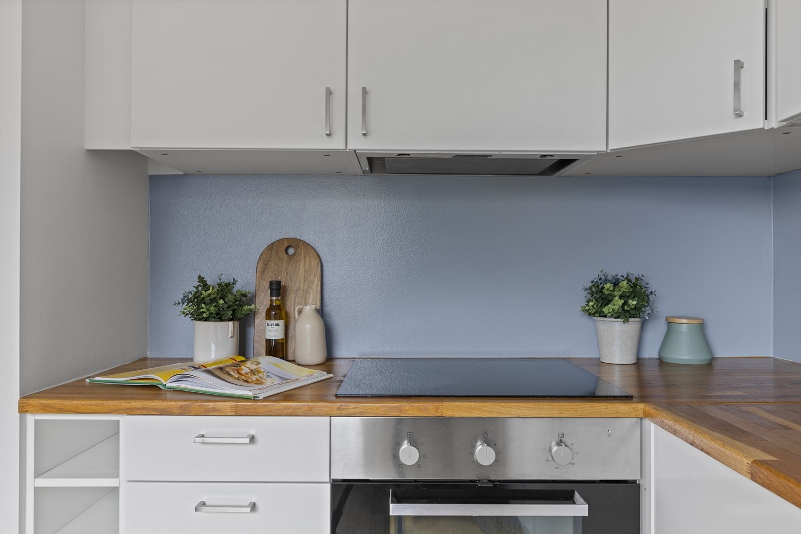 Det er godt med plass til matlaging, samt skap- og benkeplass på kjøkken. Galleribilde