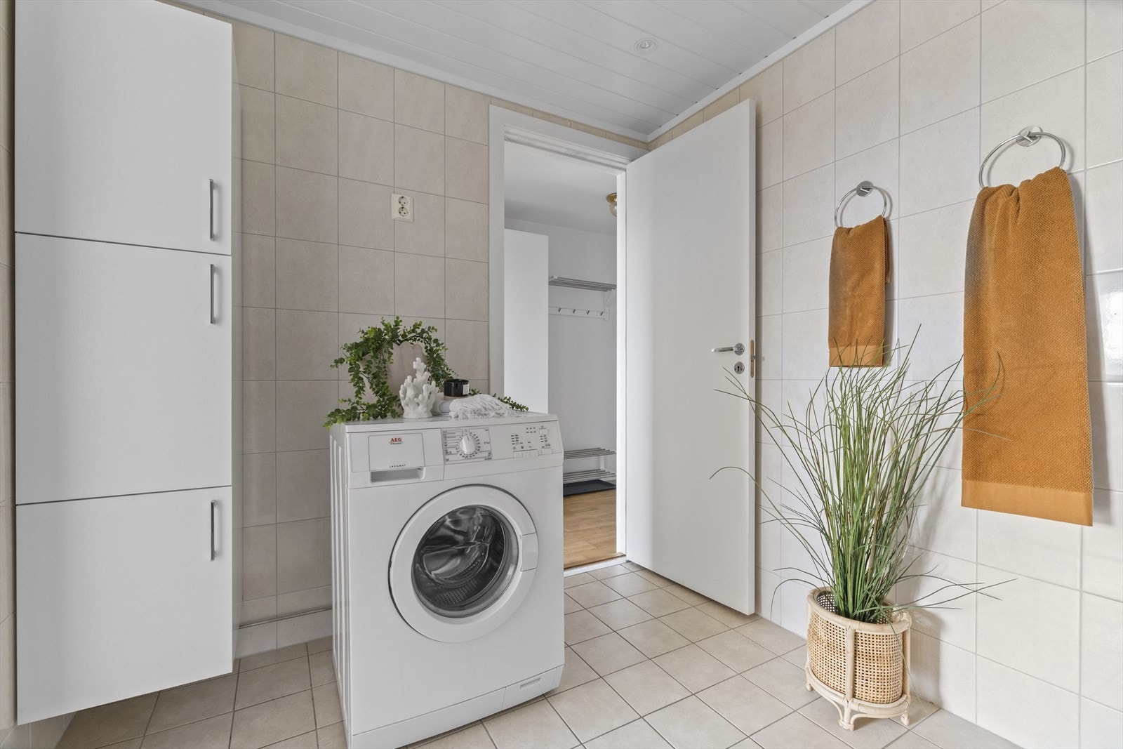 Vaskemaskinen vil medfølge leiligheten. Det er adkomst til baderommet fra både entré og soverom. Galleribilde