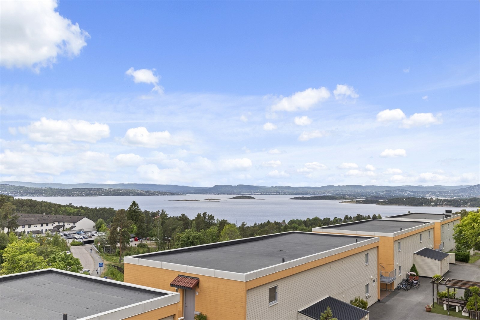 Fra leilighetens balkong har man en fantastisk, usjenert utsikt mot Oslofjorden. Galleribilde