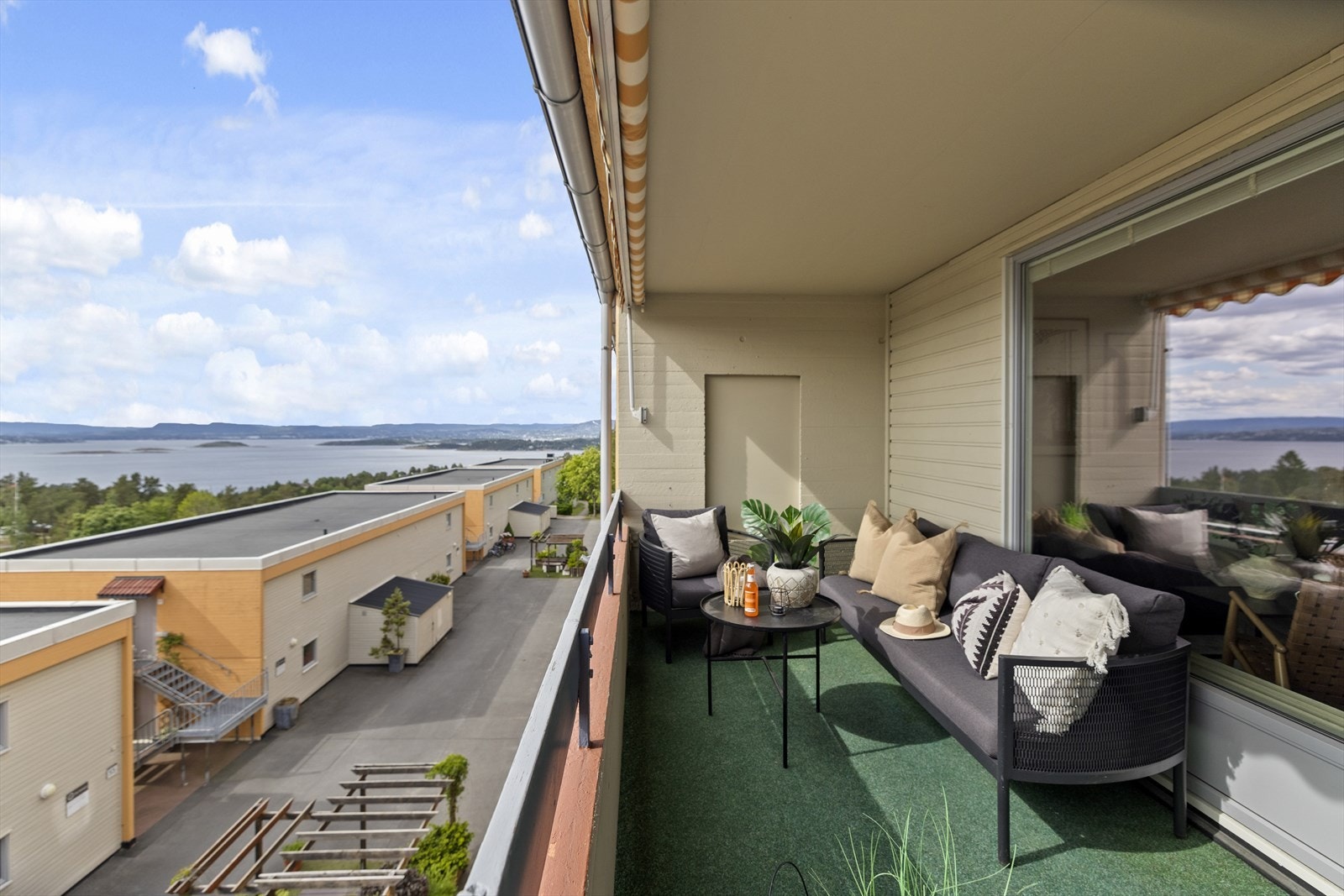 Balkongen er utstyrt med markise for solskjerming. Galleribilde