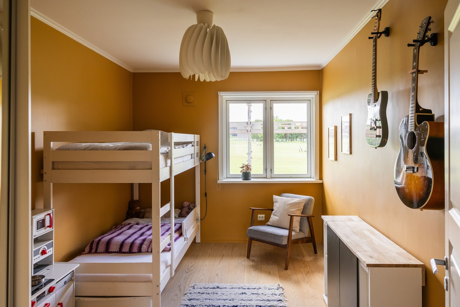 Boligens andre soverom er av god størrelse med plass til dobbeltseng, nattbord og garderobe. Galleribilde